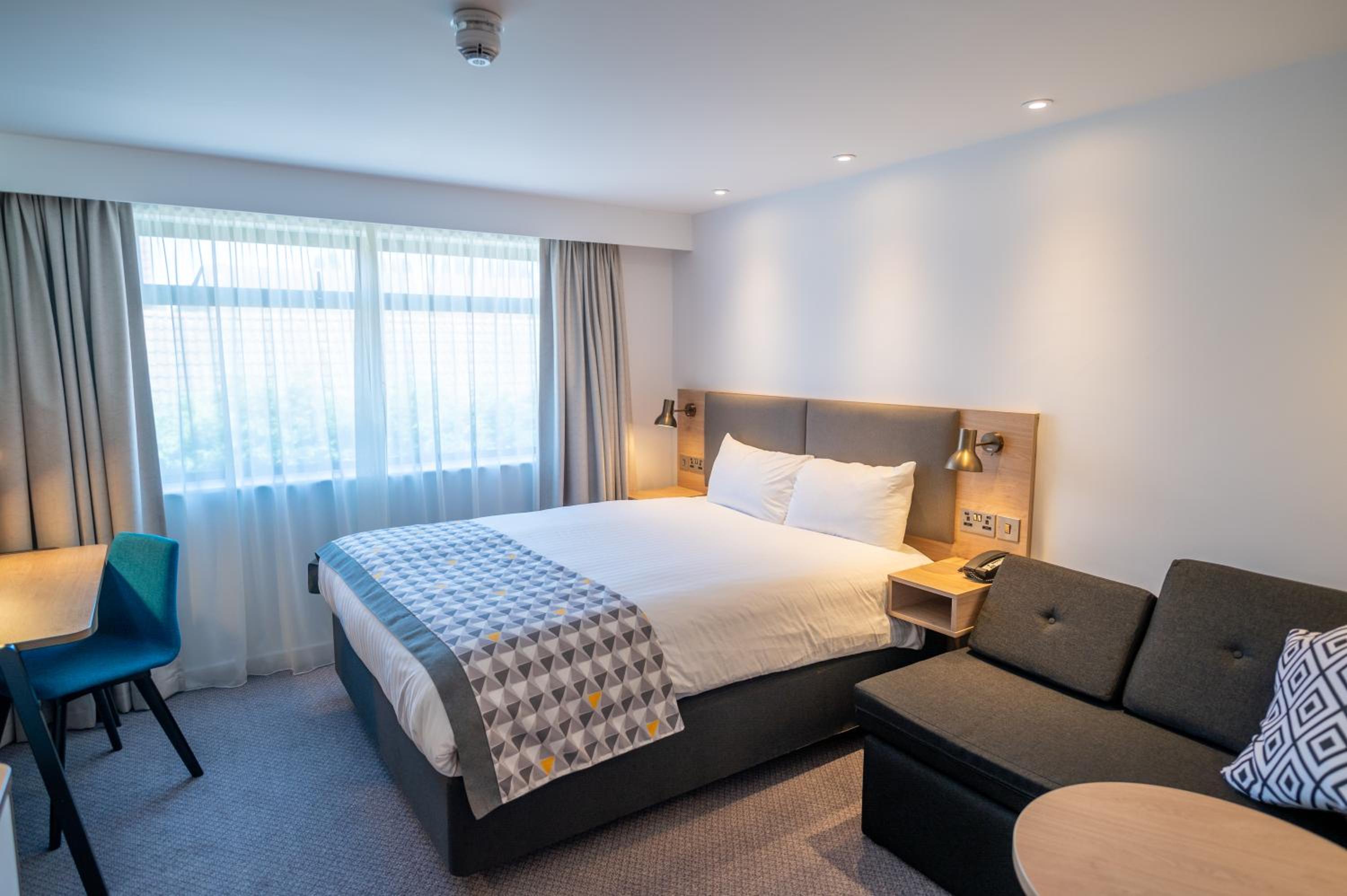 Standard Queen Room with Sofa Bed - Photo 1