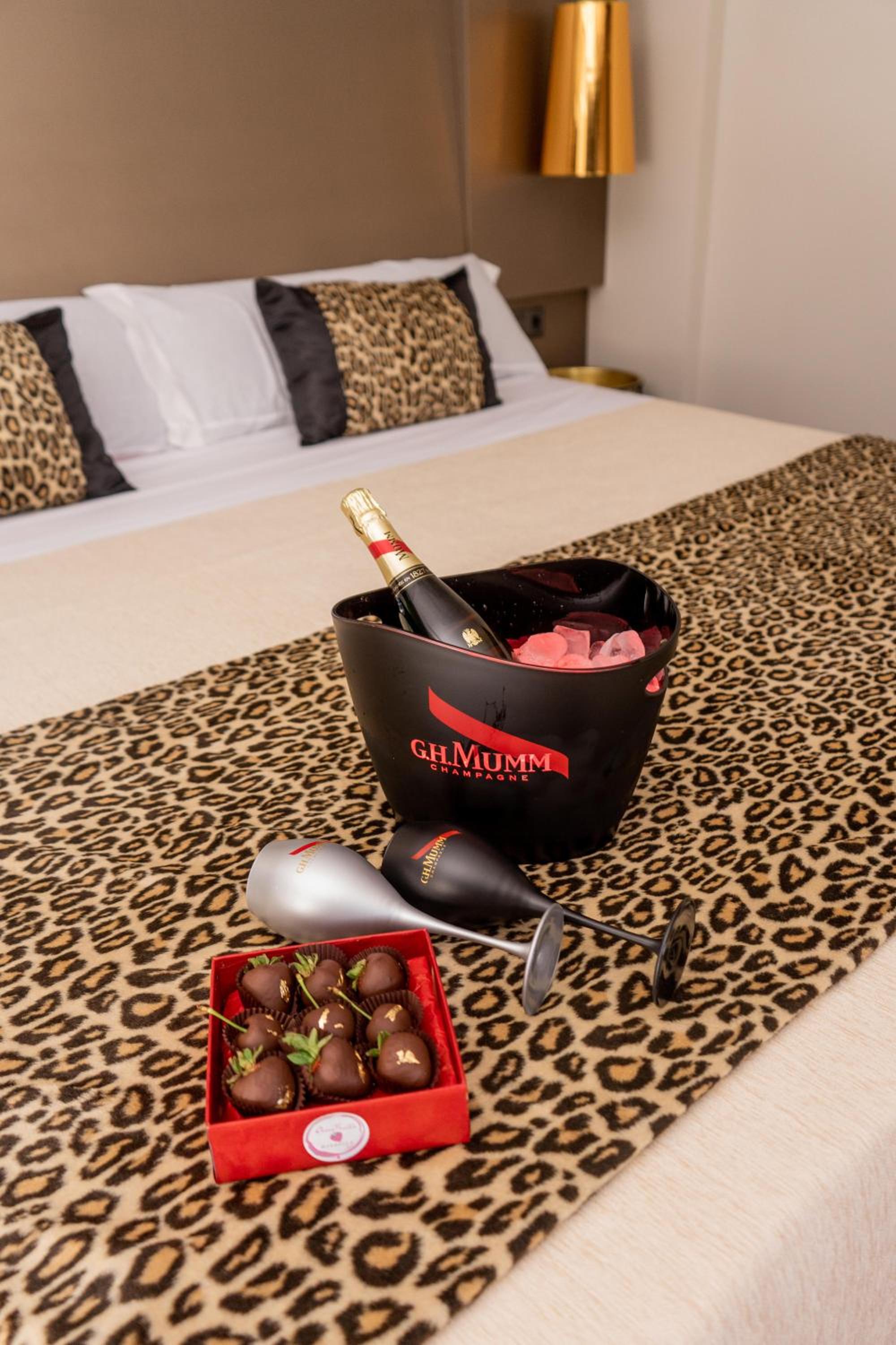 Deluxe Suite with Spa Bath - Photo 1