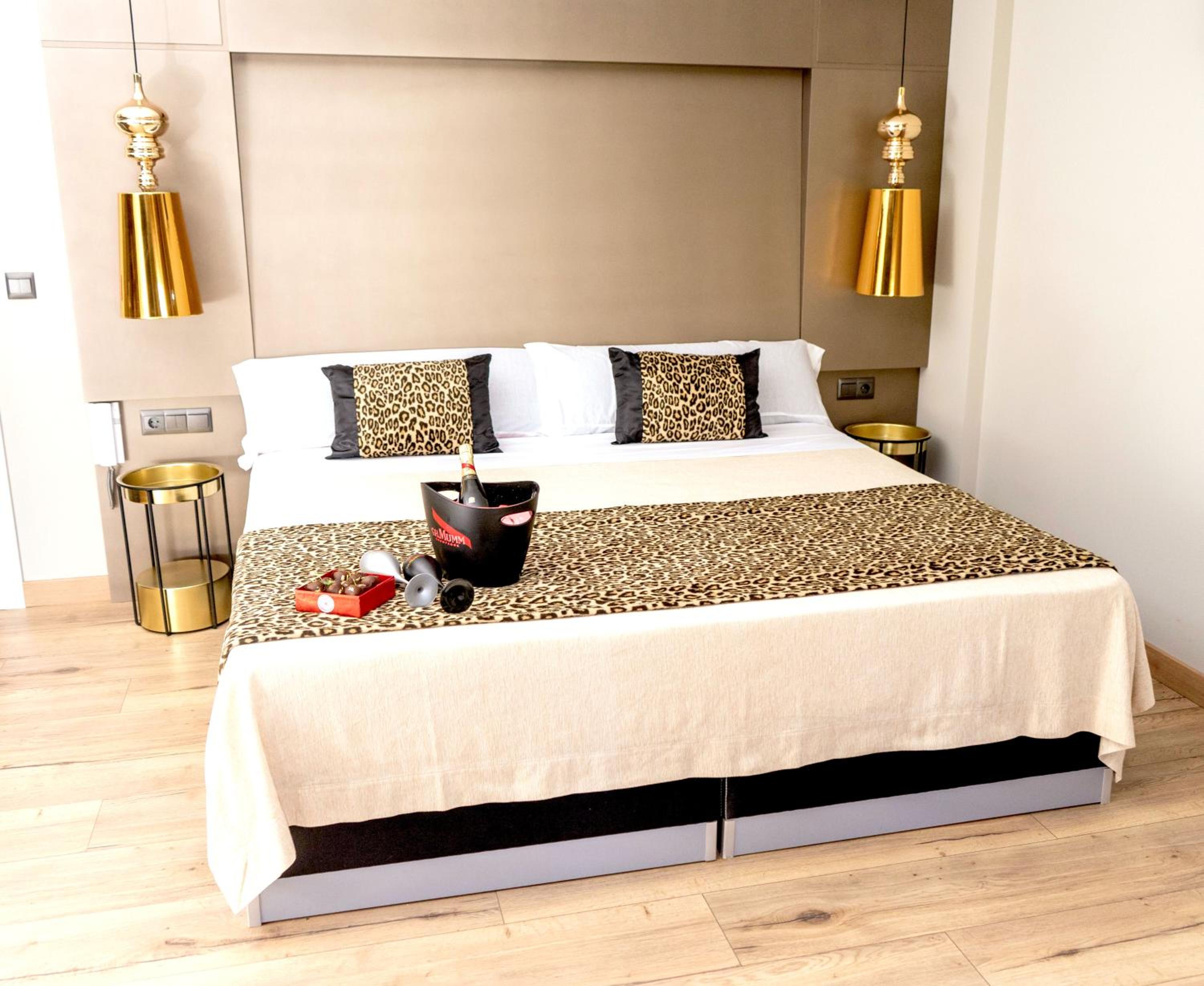 Deluxe Suite with Spa Bath - Photo 5