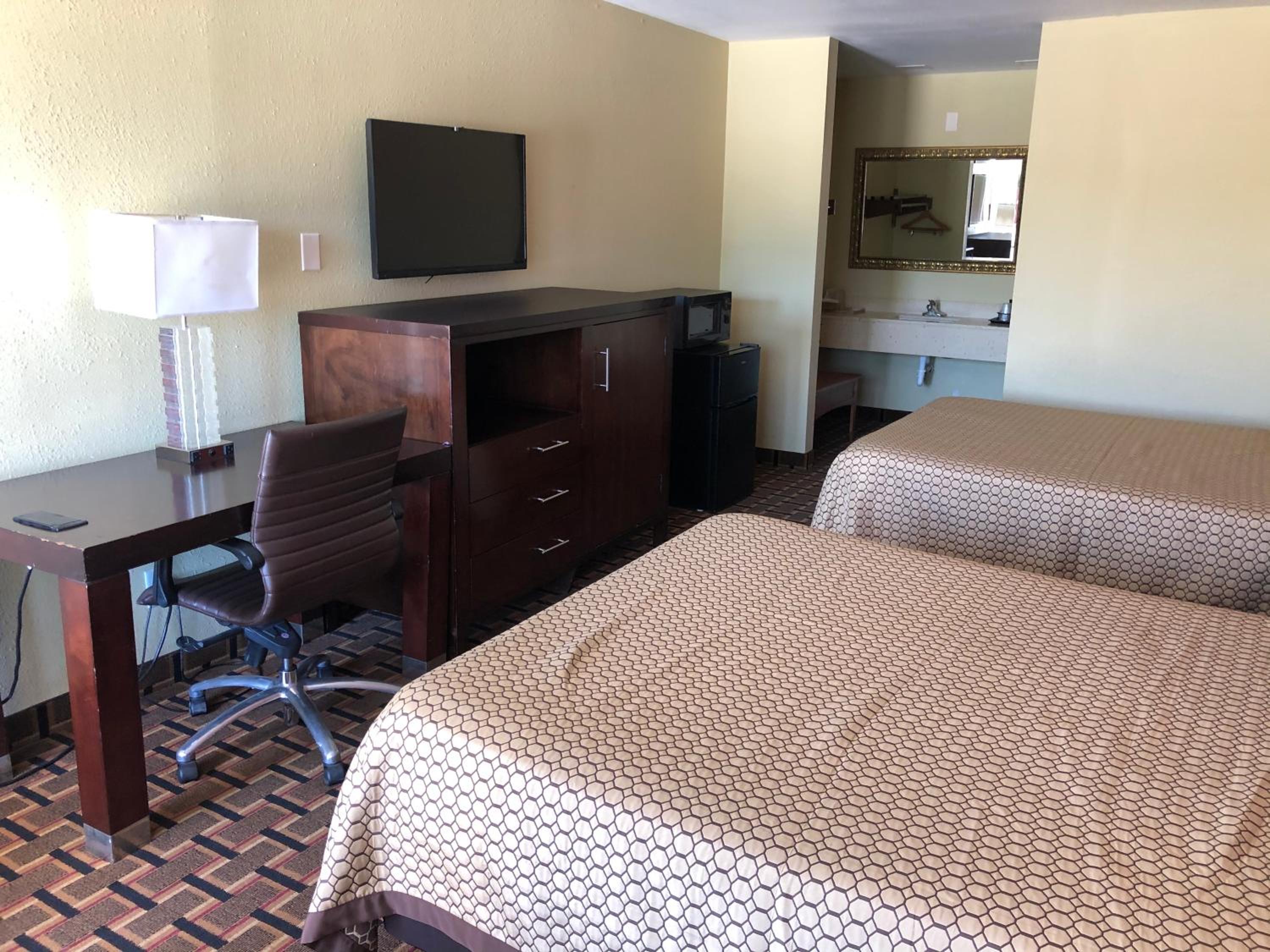 Queen Room with Two Queen Beds - Photo 6