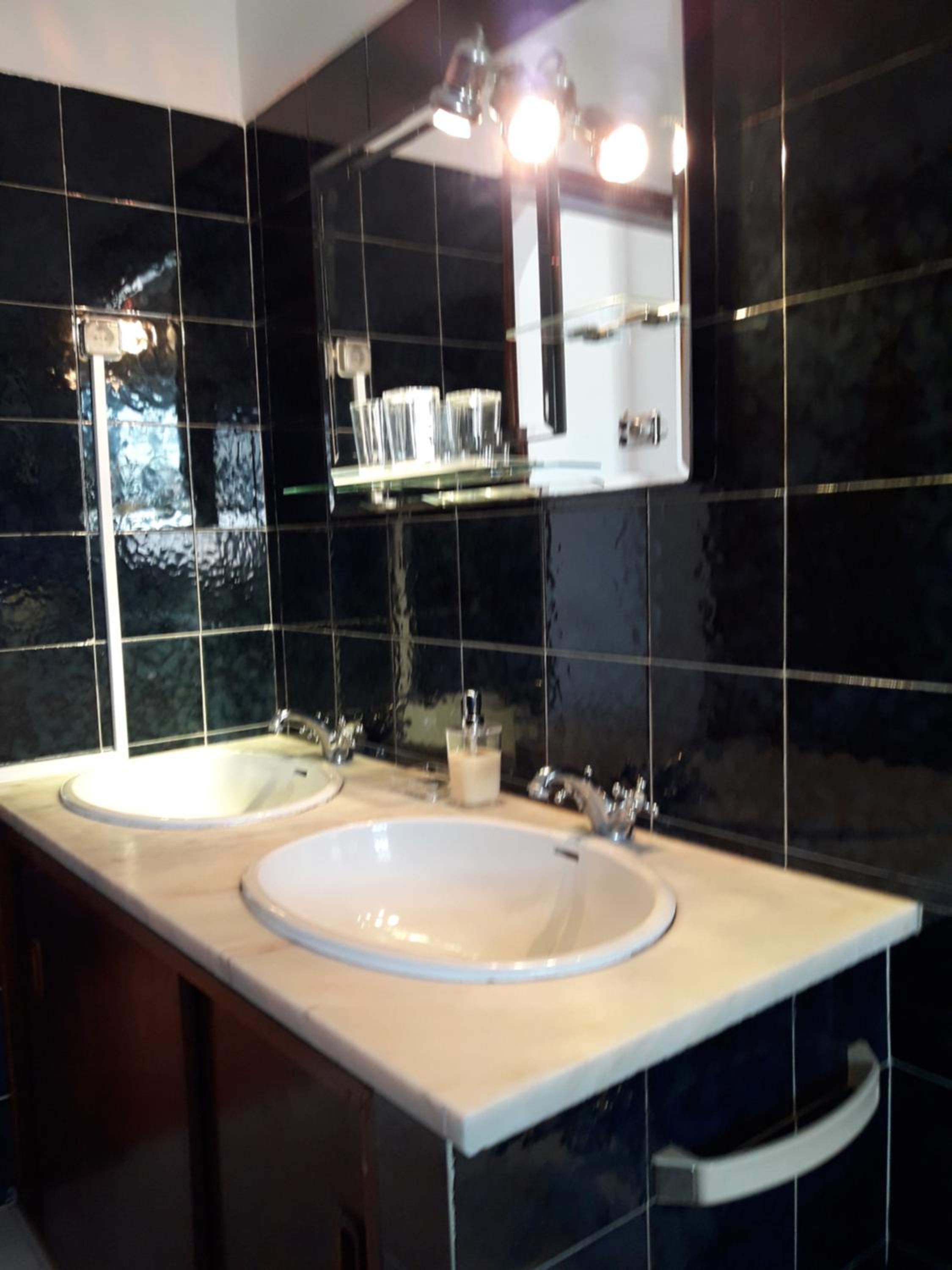 Twin Room with Private Bathroom photo 2