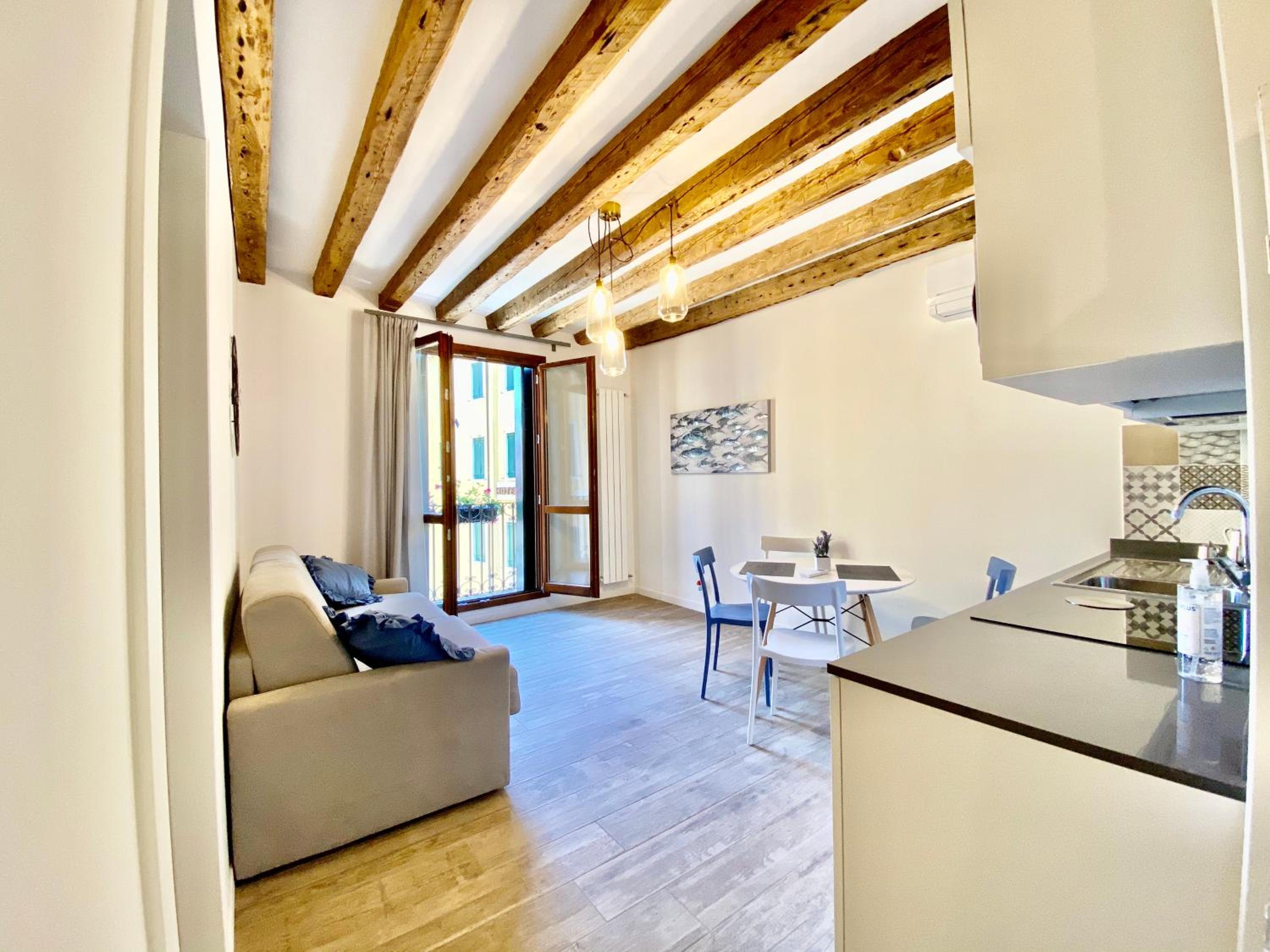 One-Bedroom Apartment with Balcony and Canal View photo 3