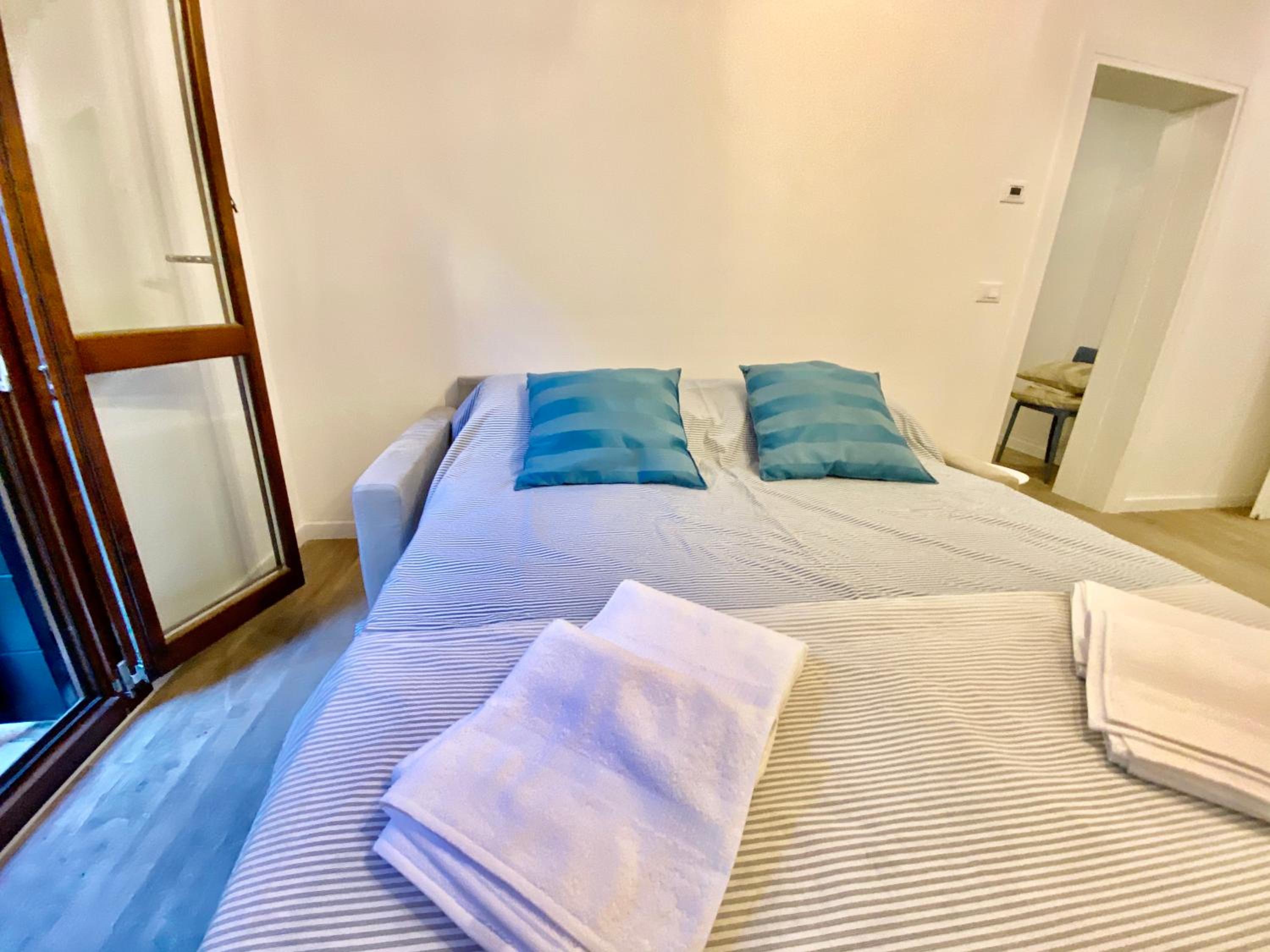 One-Bedroom Apartment with Canal View  photo 2