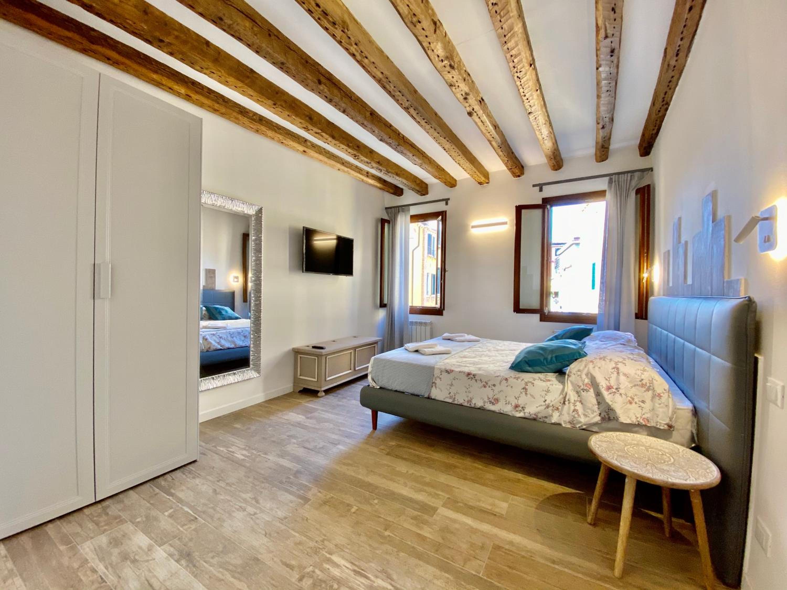 One-Bedroom Apartment with Canal View  photo 1