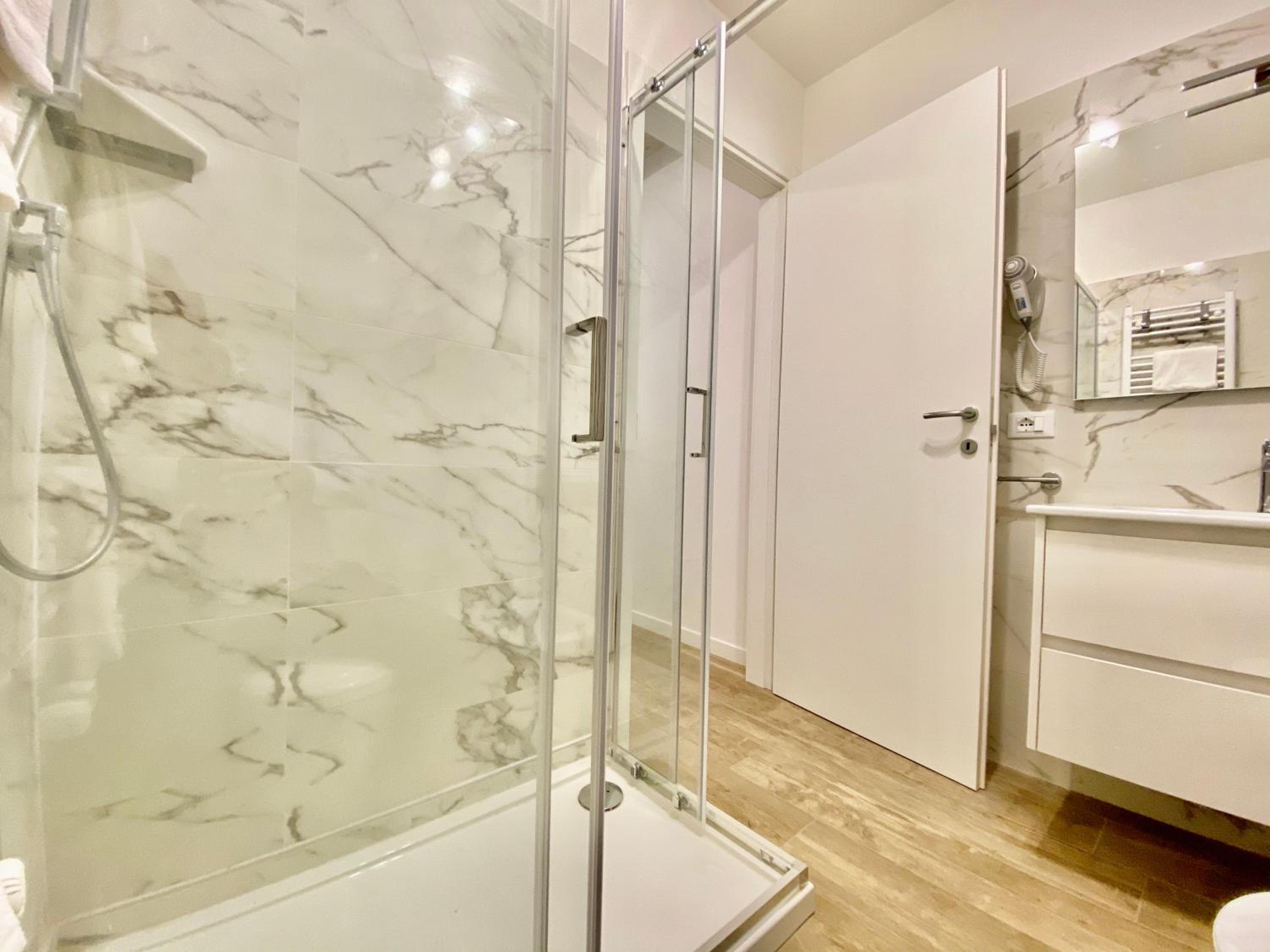 One-Bedroom Apartment with Balcony and Canal View photo 2