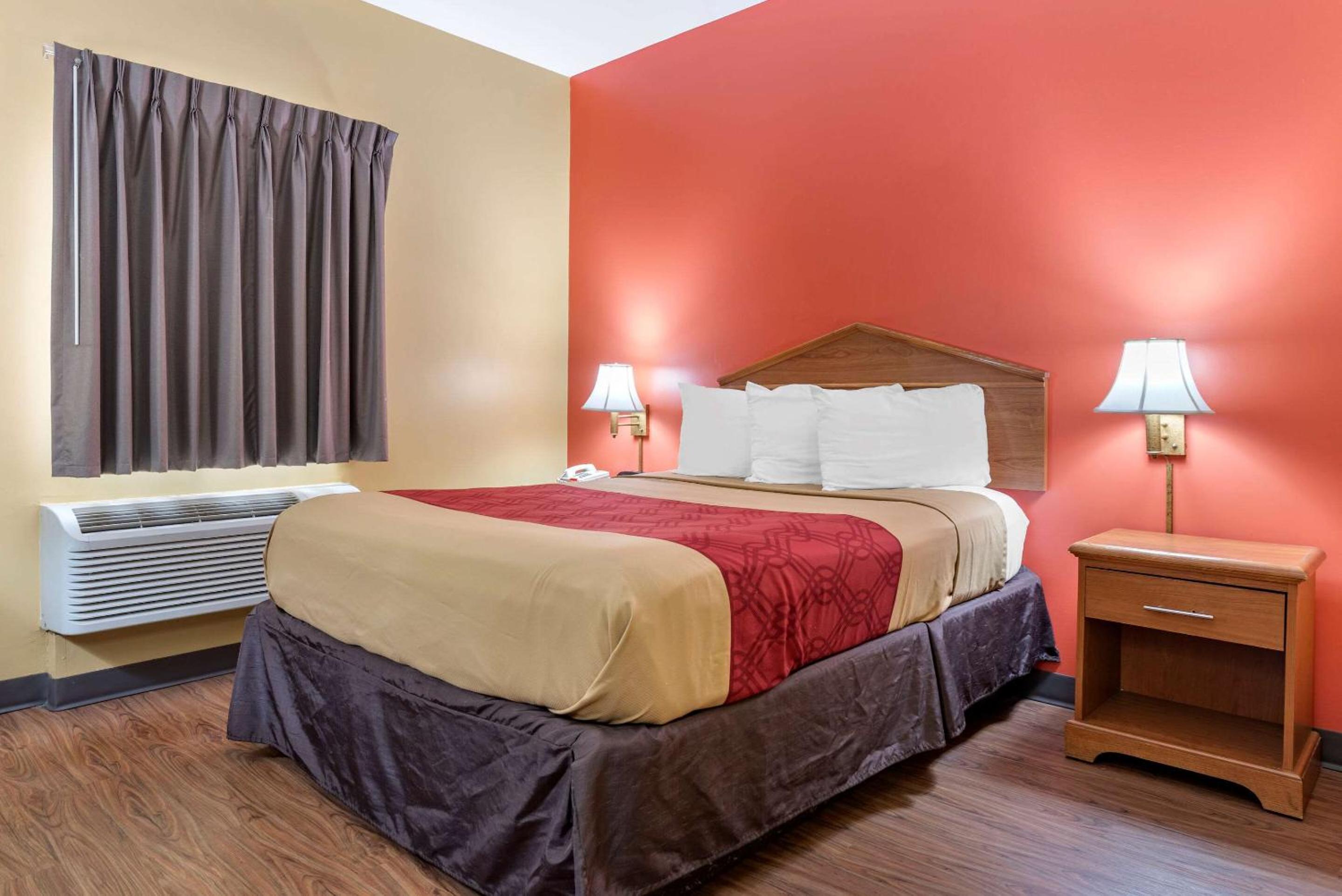 Queen Room - Accessible/Non Smoking - Photo 3