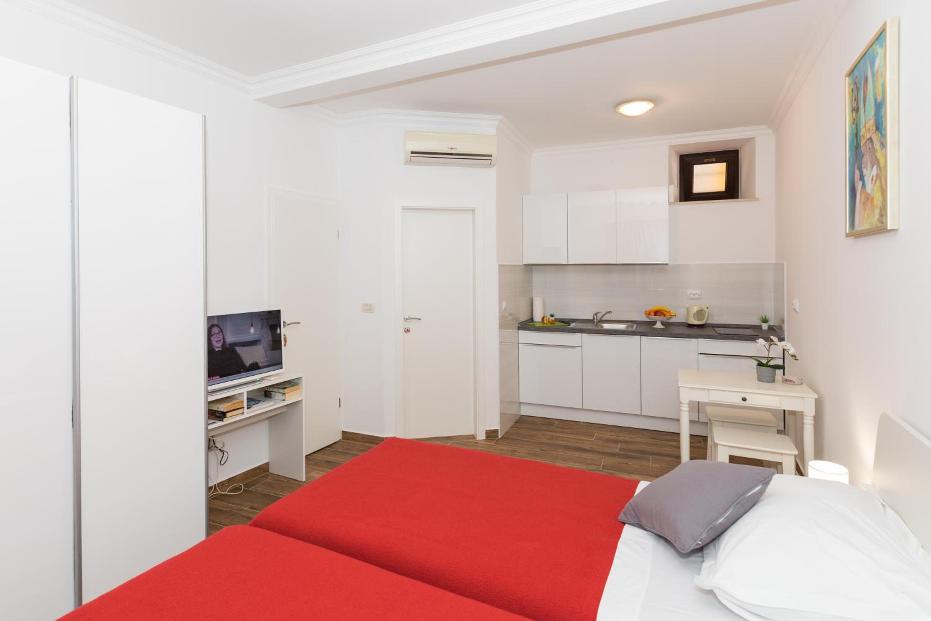 Studio Apartment photo 1