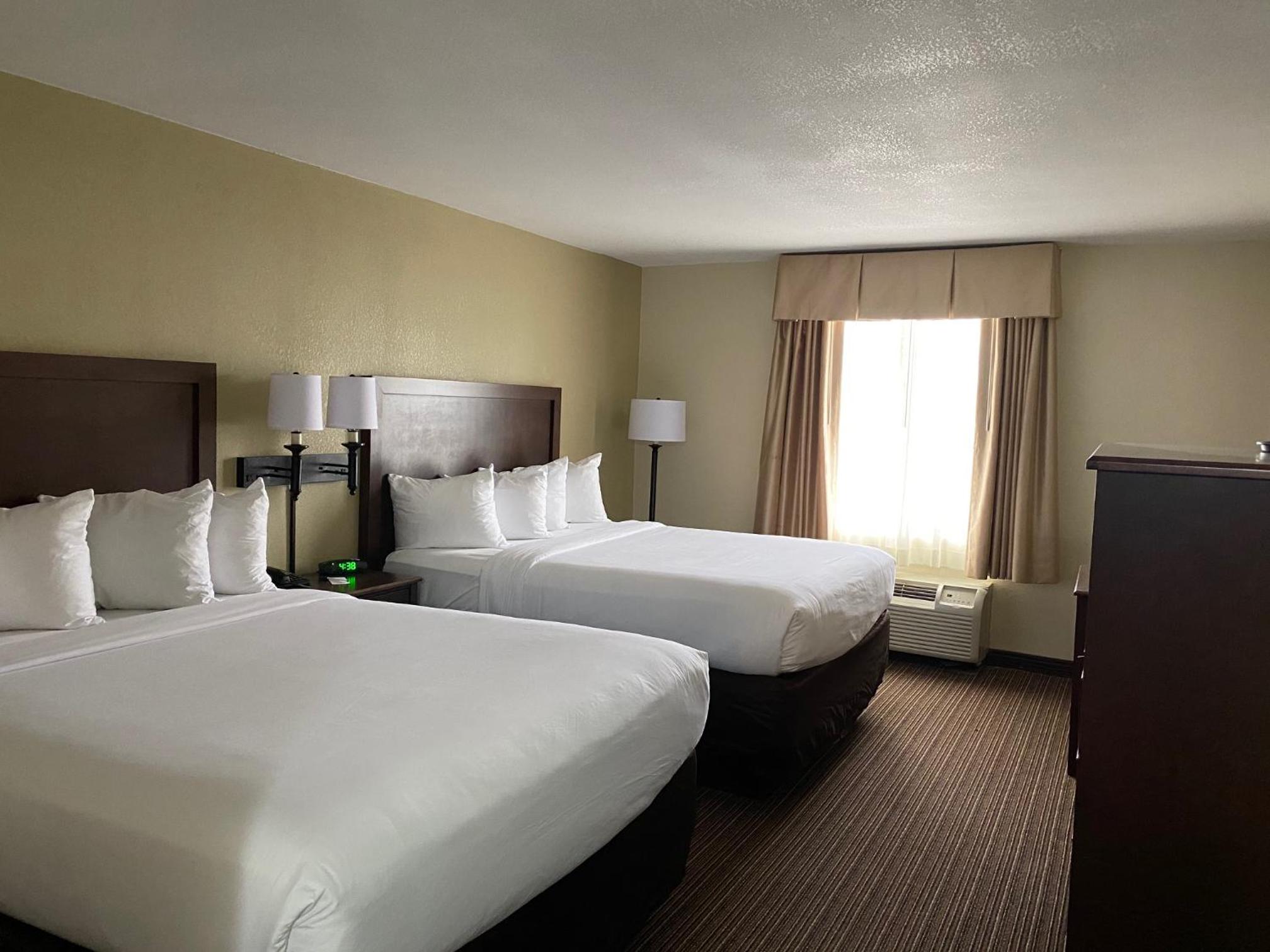 Queen Room with Two Queen Beds - Non-Smoking - Photo 1