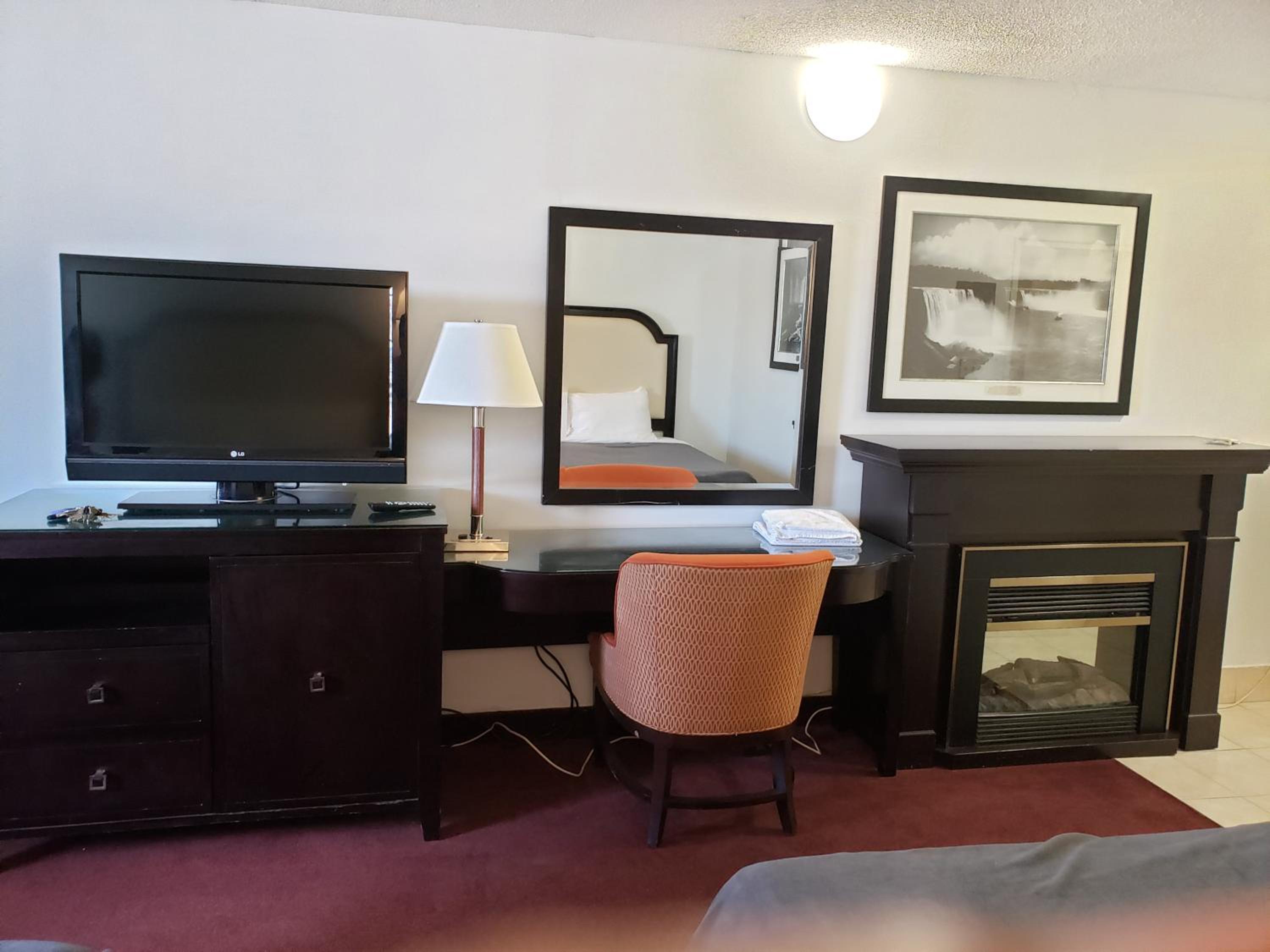 Queen Room with Two Queen Beds - Photo 3