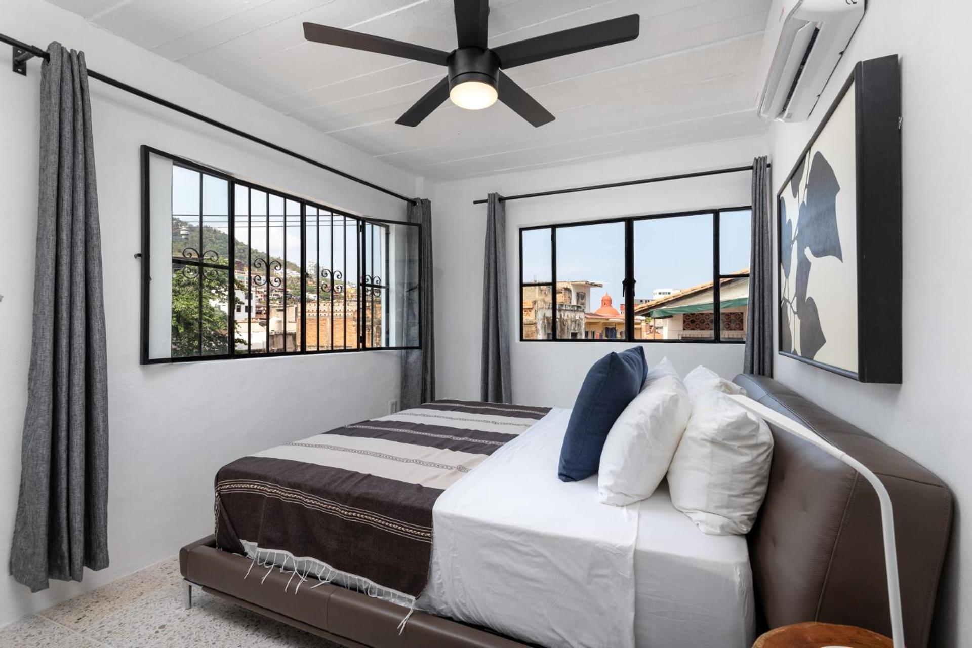 Apartment with Balcony photo 2