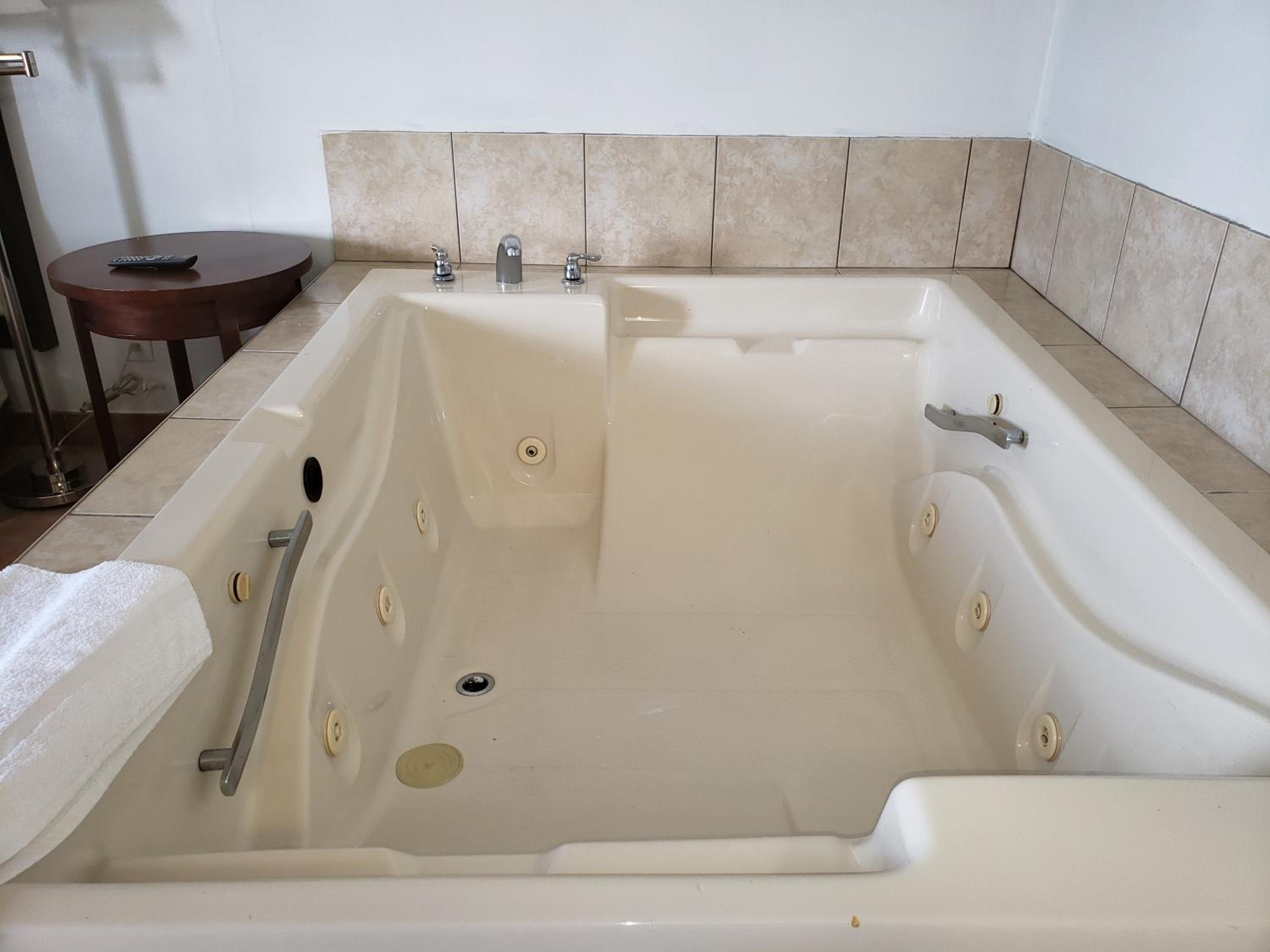 Suite with Hot Tub - Photo 7