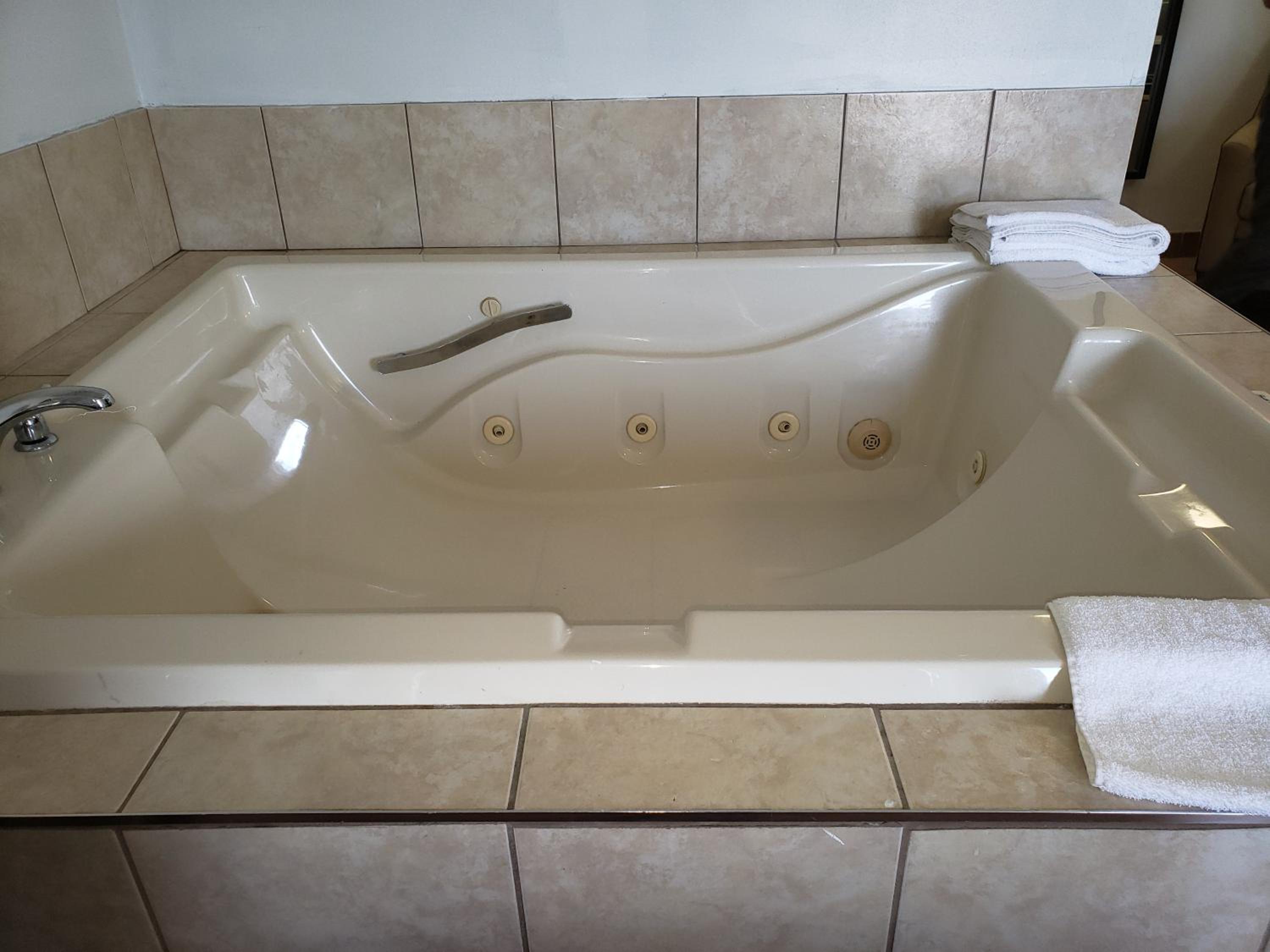 Suite with Hot Tub - Photo 9