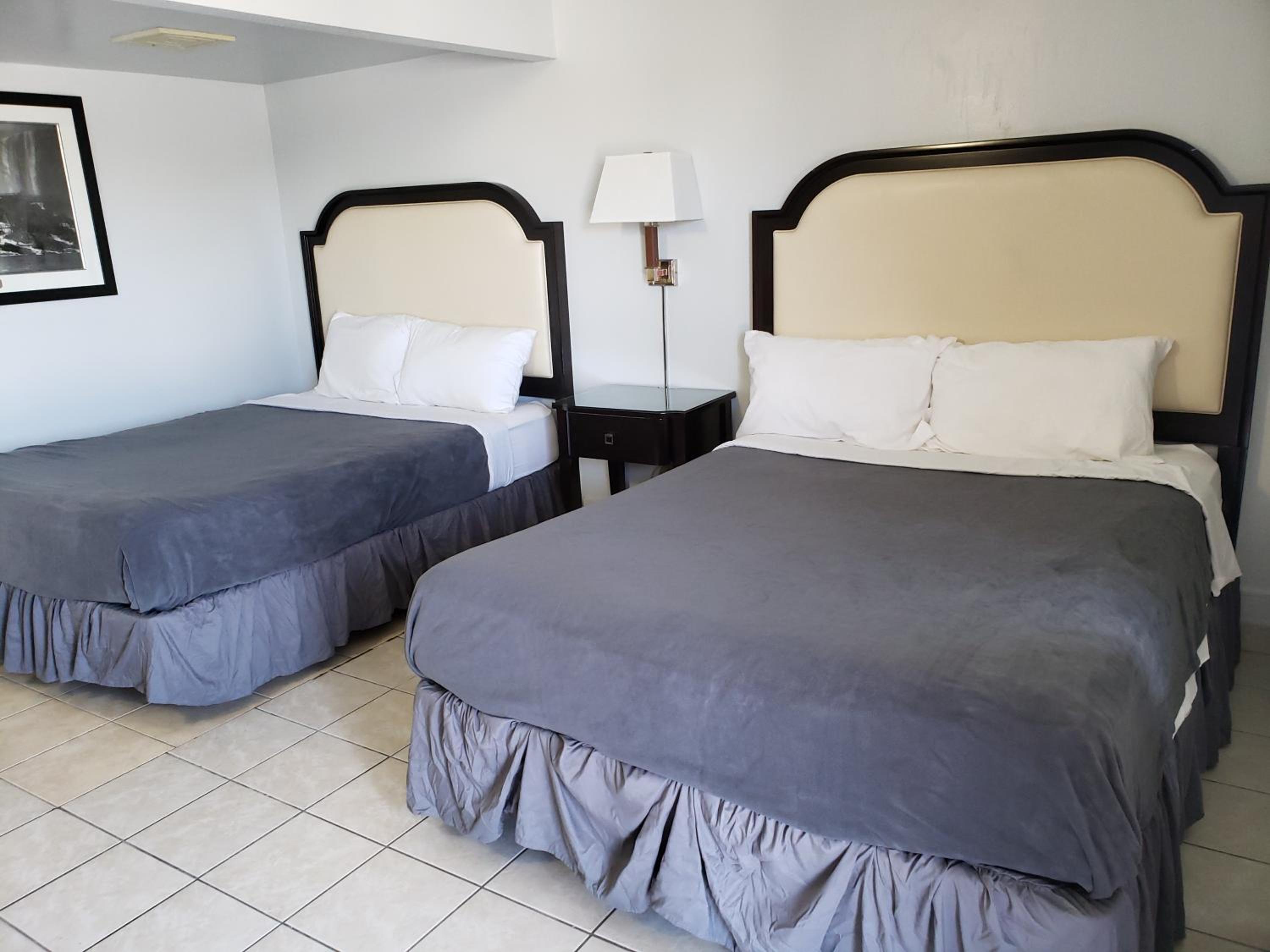 Queen Room with Two Queen Beds - Photo 12