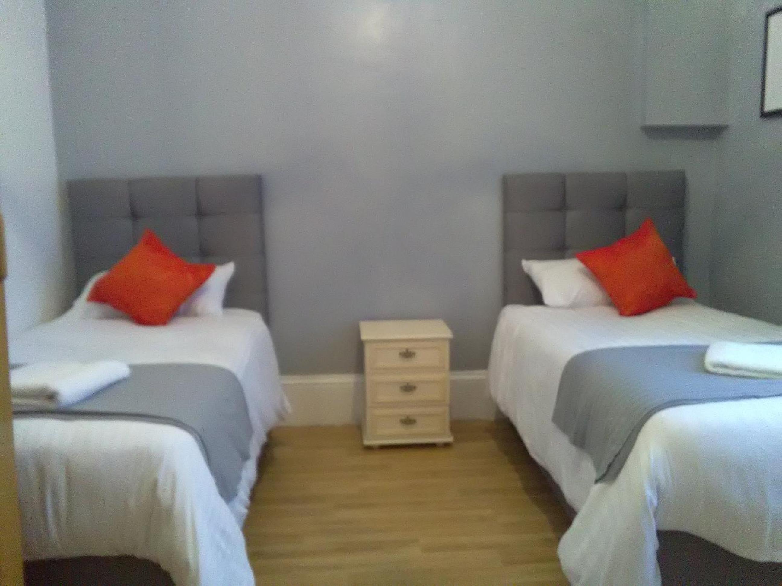 Standard Twin Room With Shared Bathroom