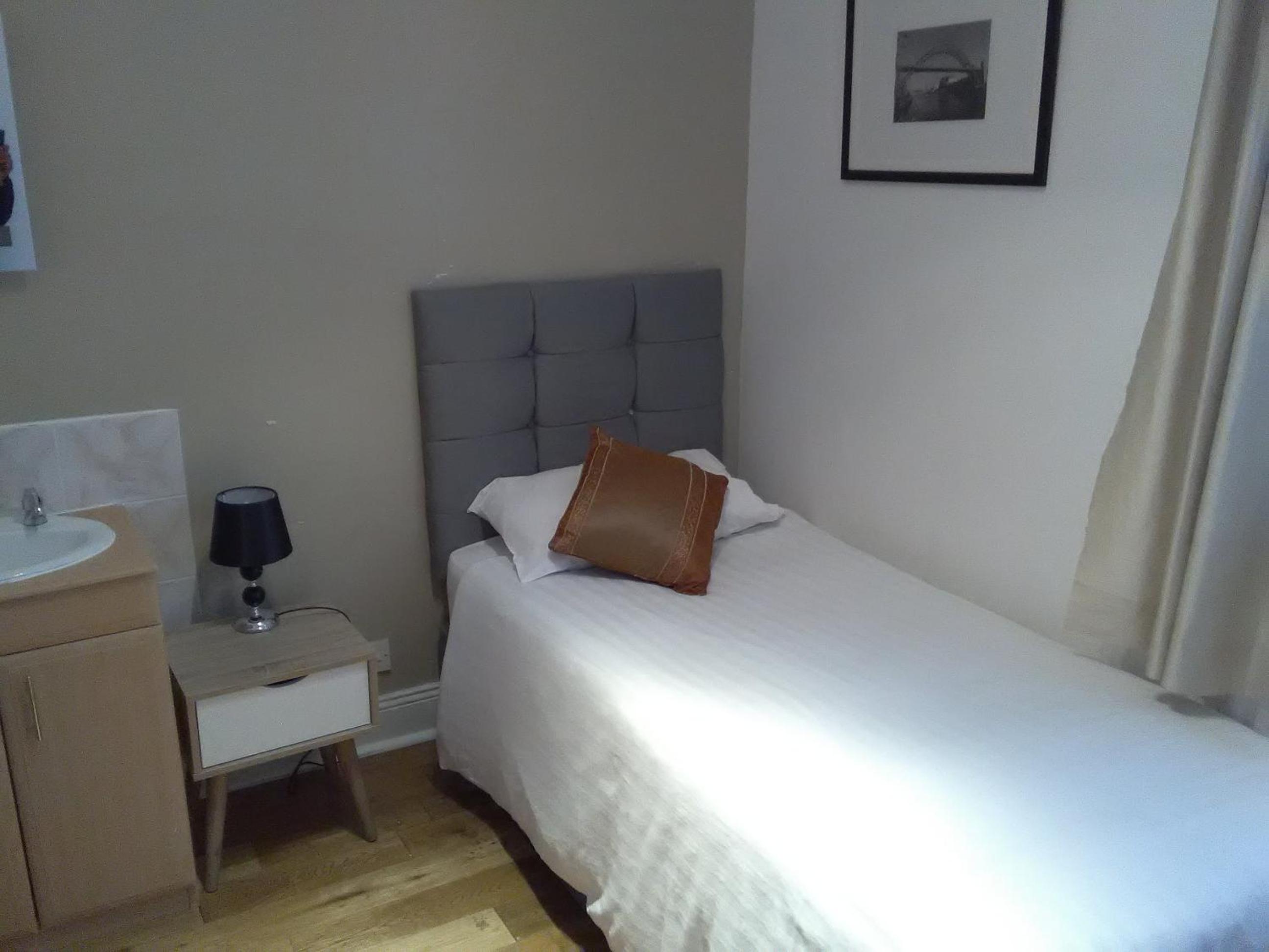 Single Room With Bathroom photo 2