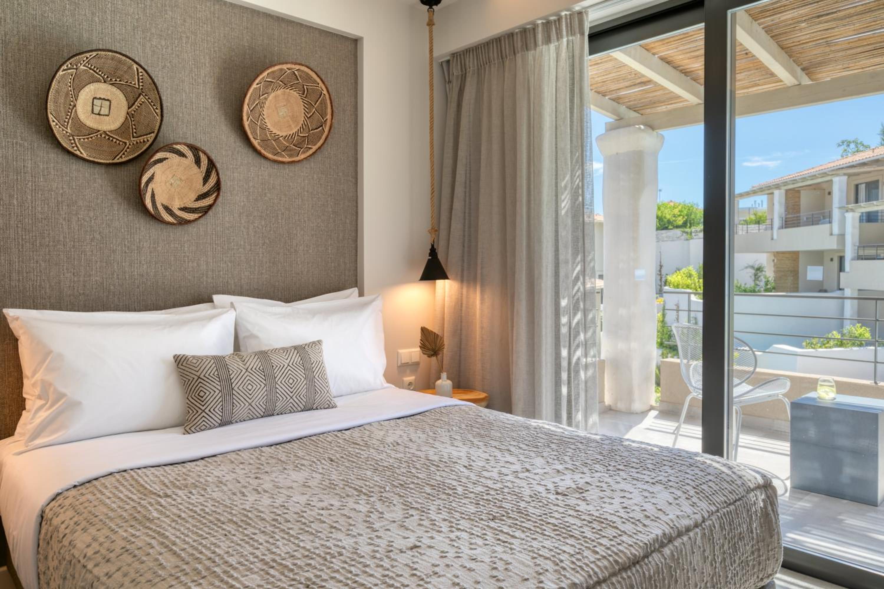 Suite with Pool View - Photo 1