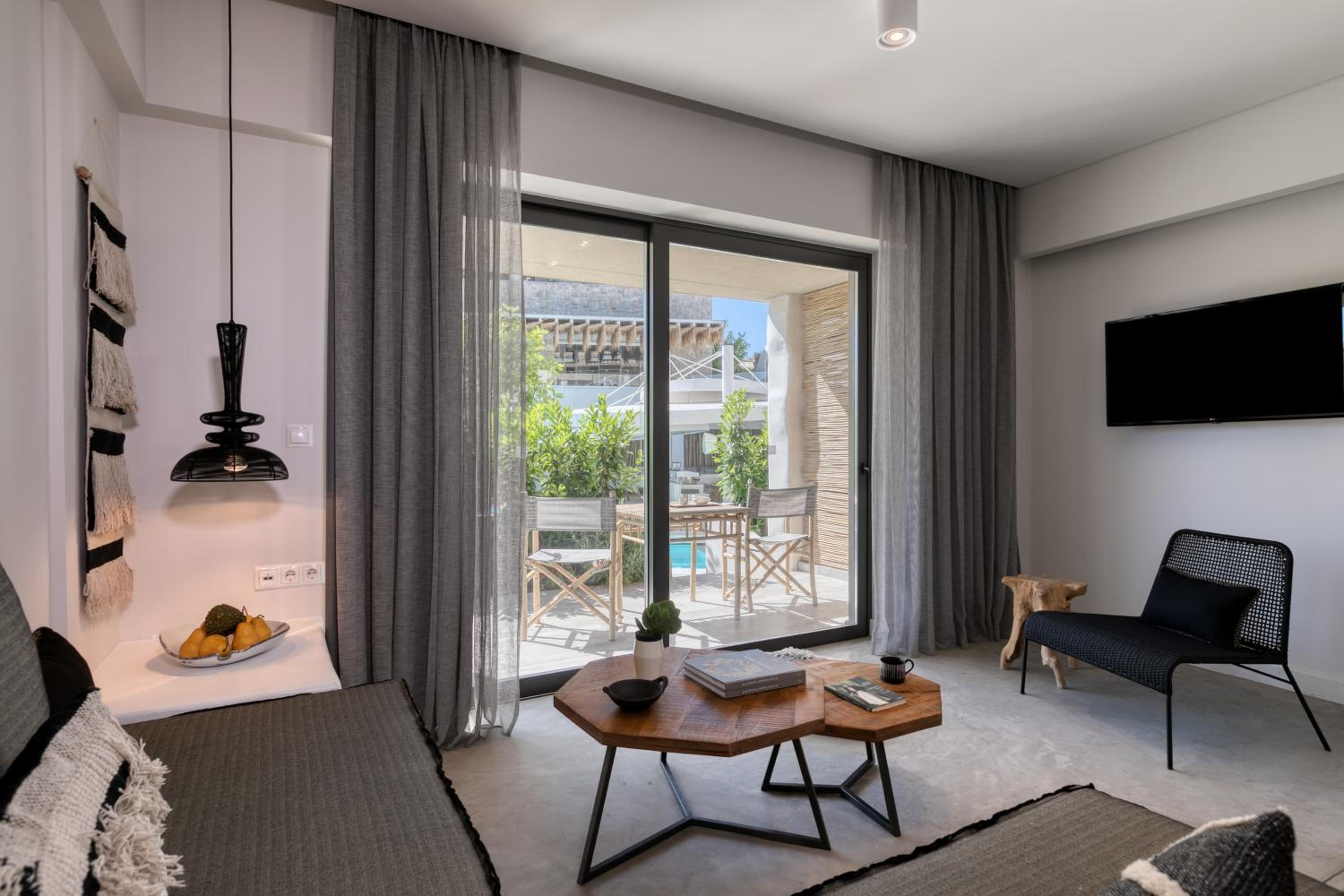 Suite with Pool View - Photo 17