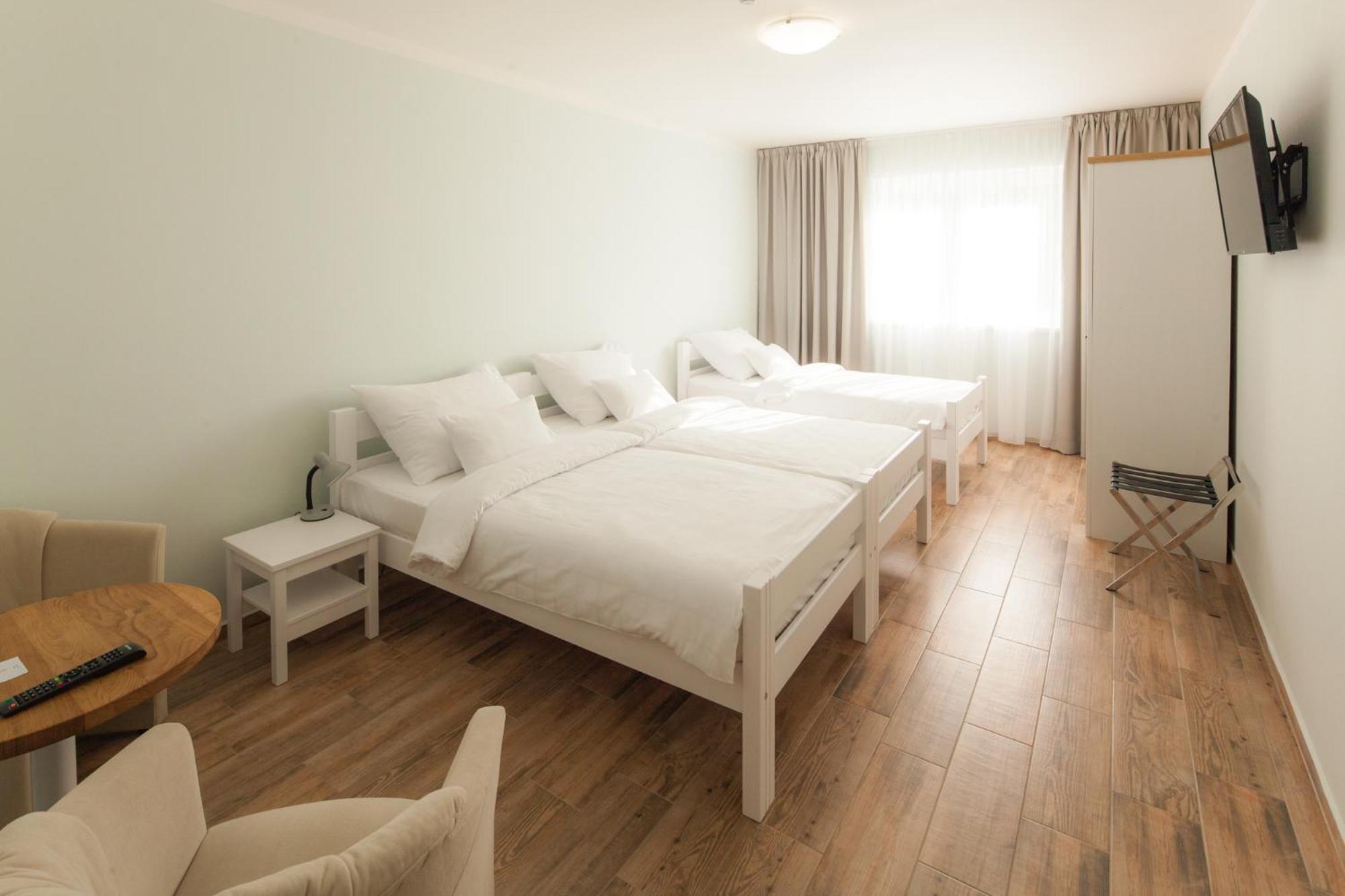 Deluxe Two-Bedroom Apartment with Garden View - Photo 2