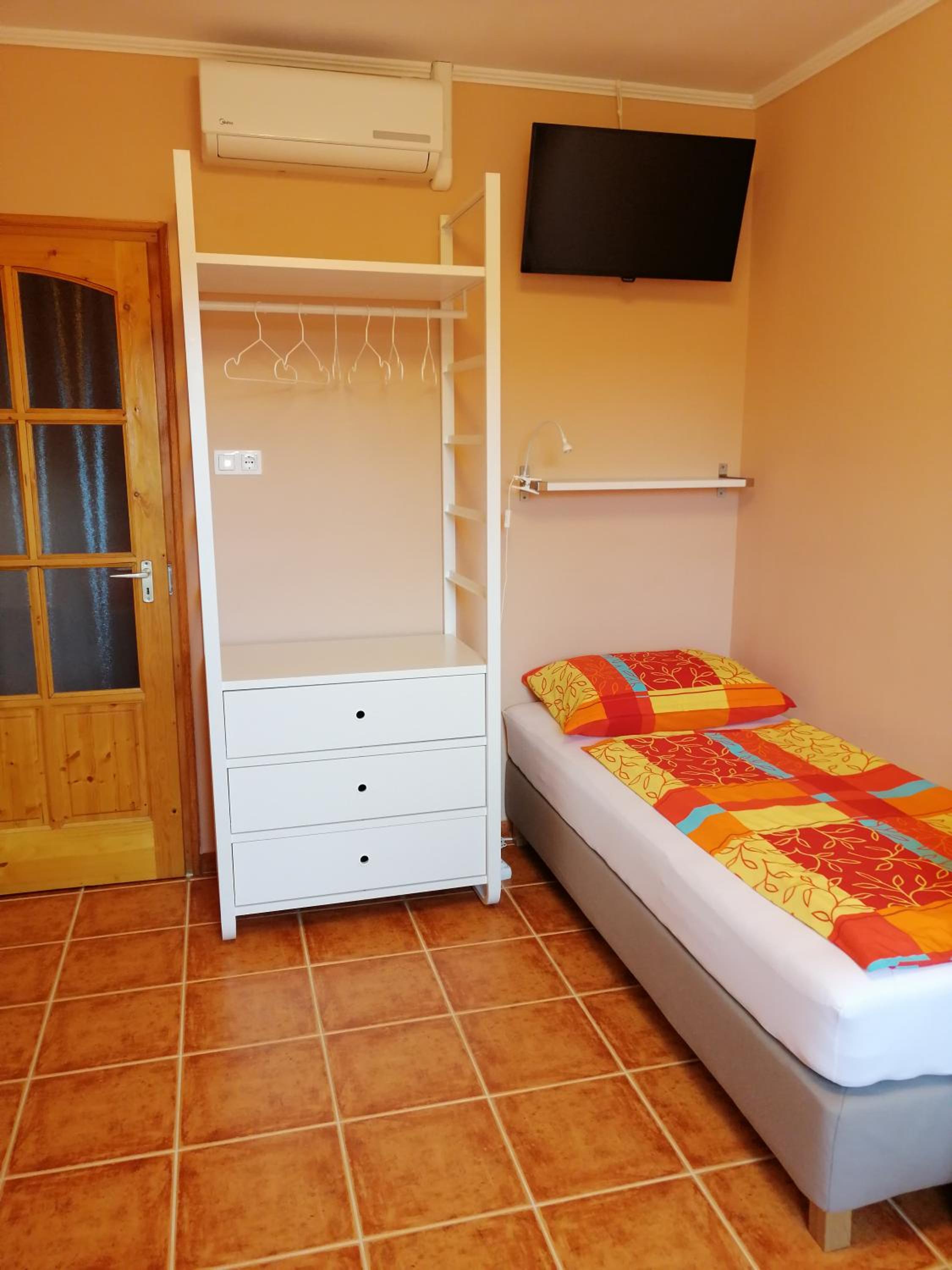 Triple Room with Shower - Photo 10