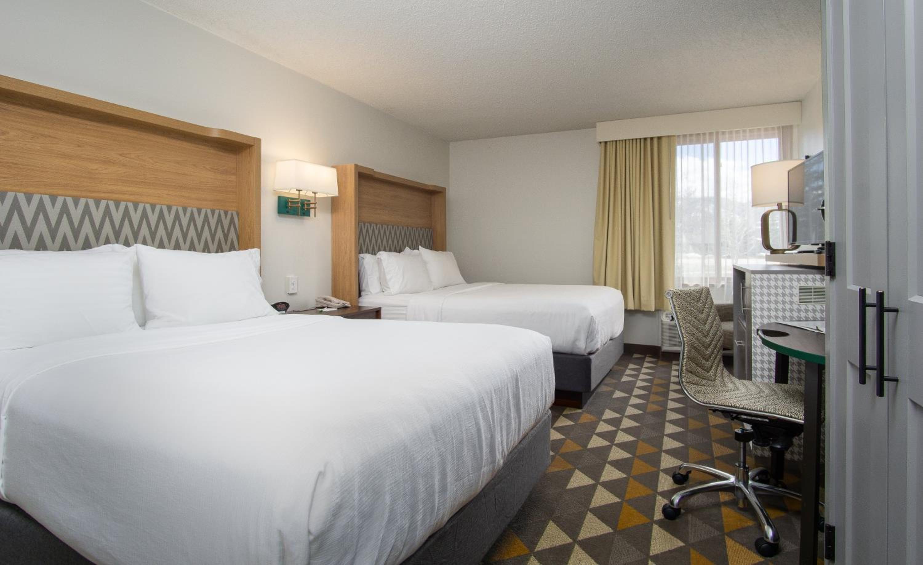 Standard Queen Room with Two Queen Beds - Pet Friendly - Photo 4