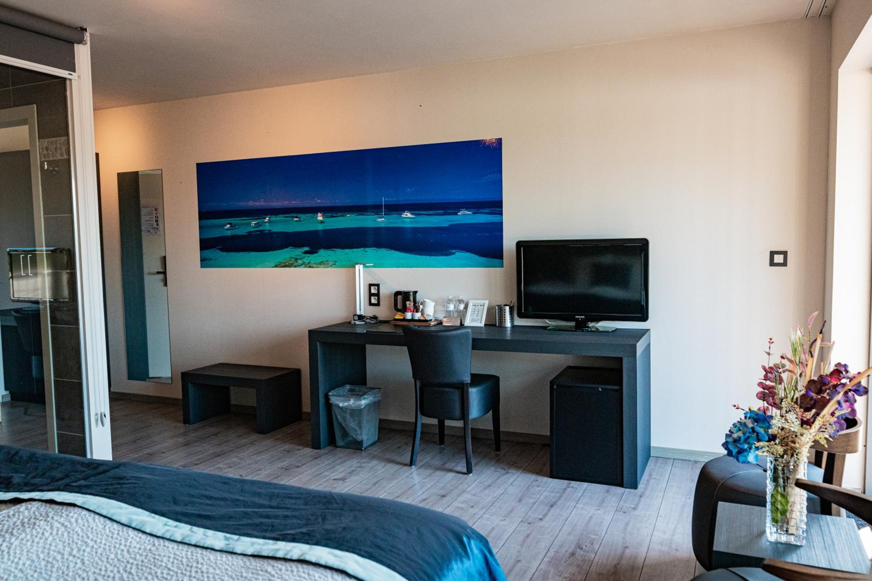 Deluxe King Room - Photo 8