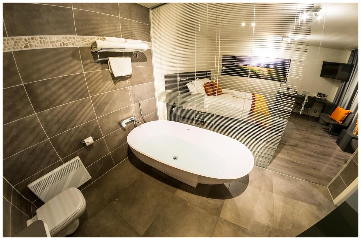 Deluxe King Room - Photo 2