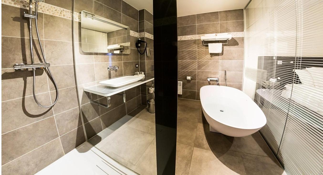 Deluxe King Room - Photo 4