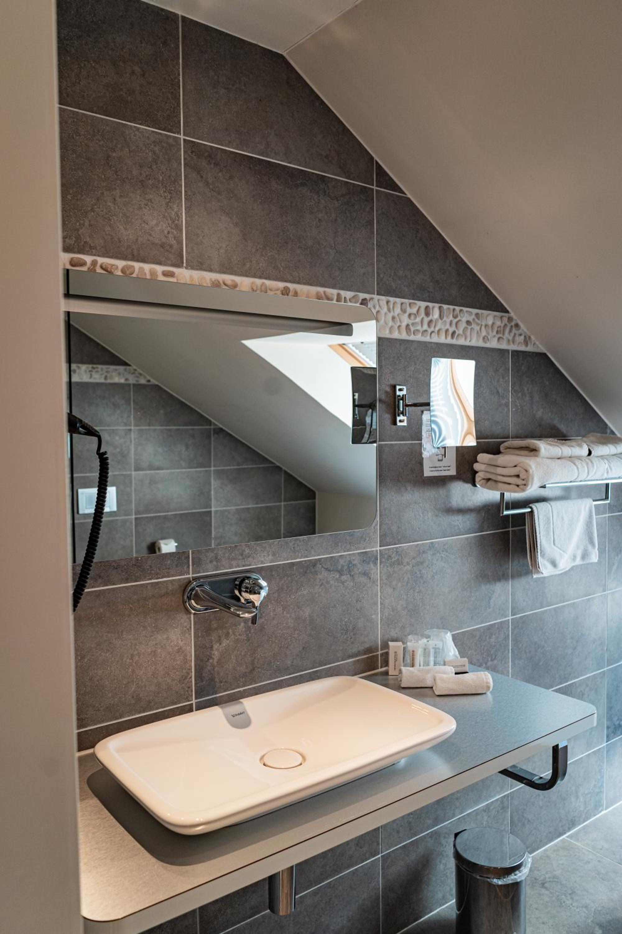 Standard Double or Twin Room - Photo 13