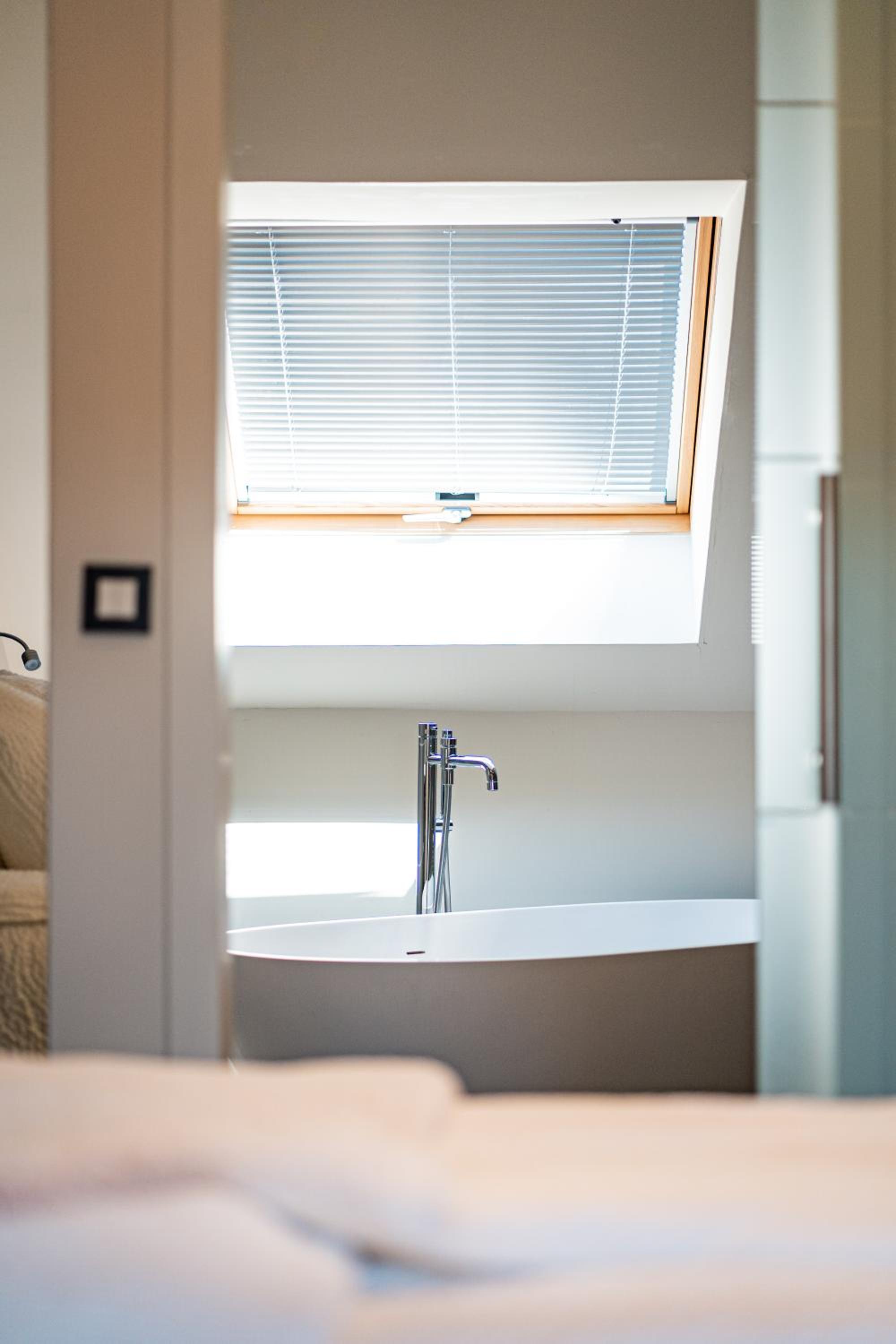 Standard Double or Twin Room - Photo 9