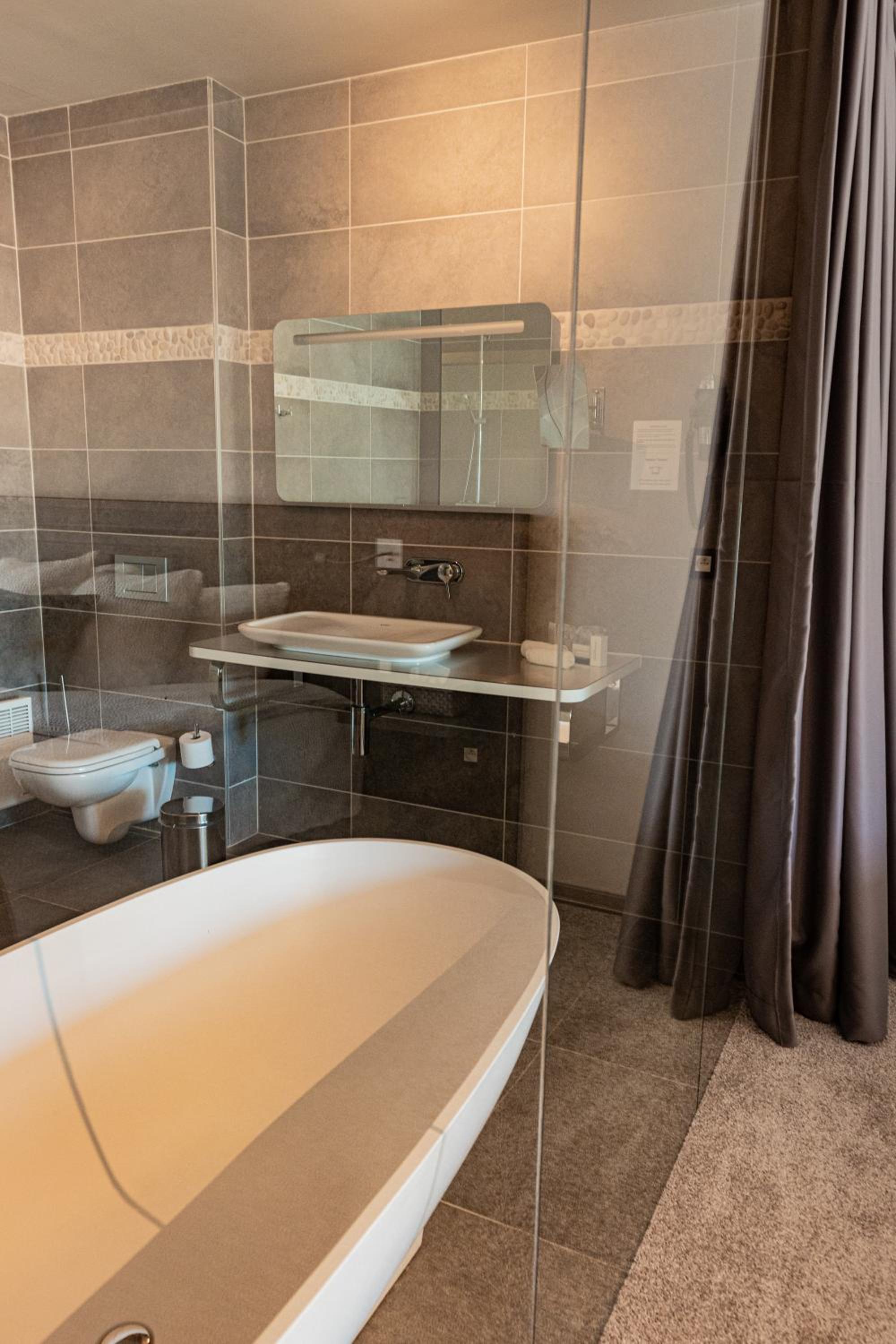 Superior King Room - Photo 8