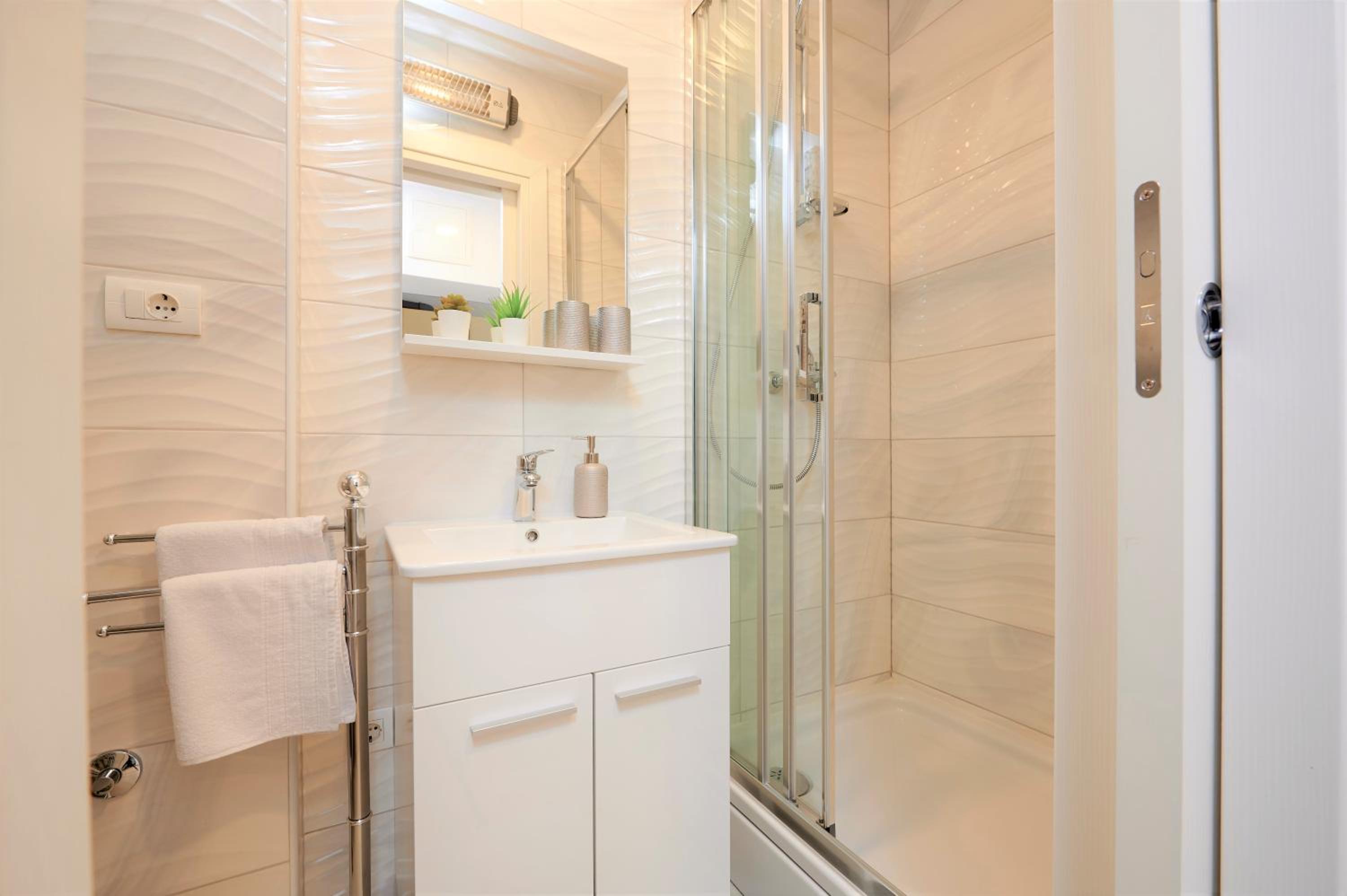 One-Bedroom Apartment - Photo 38