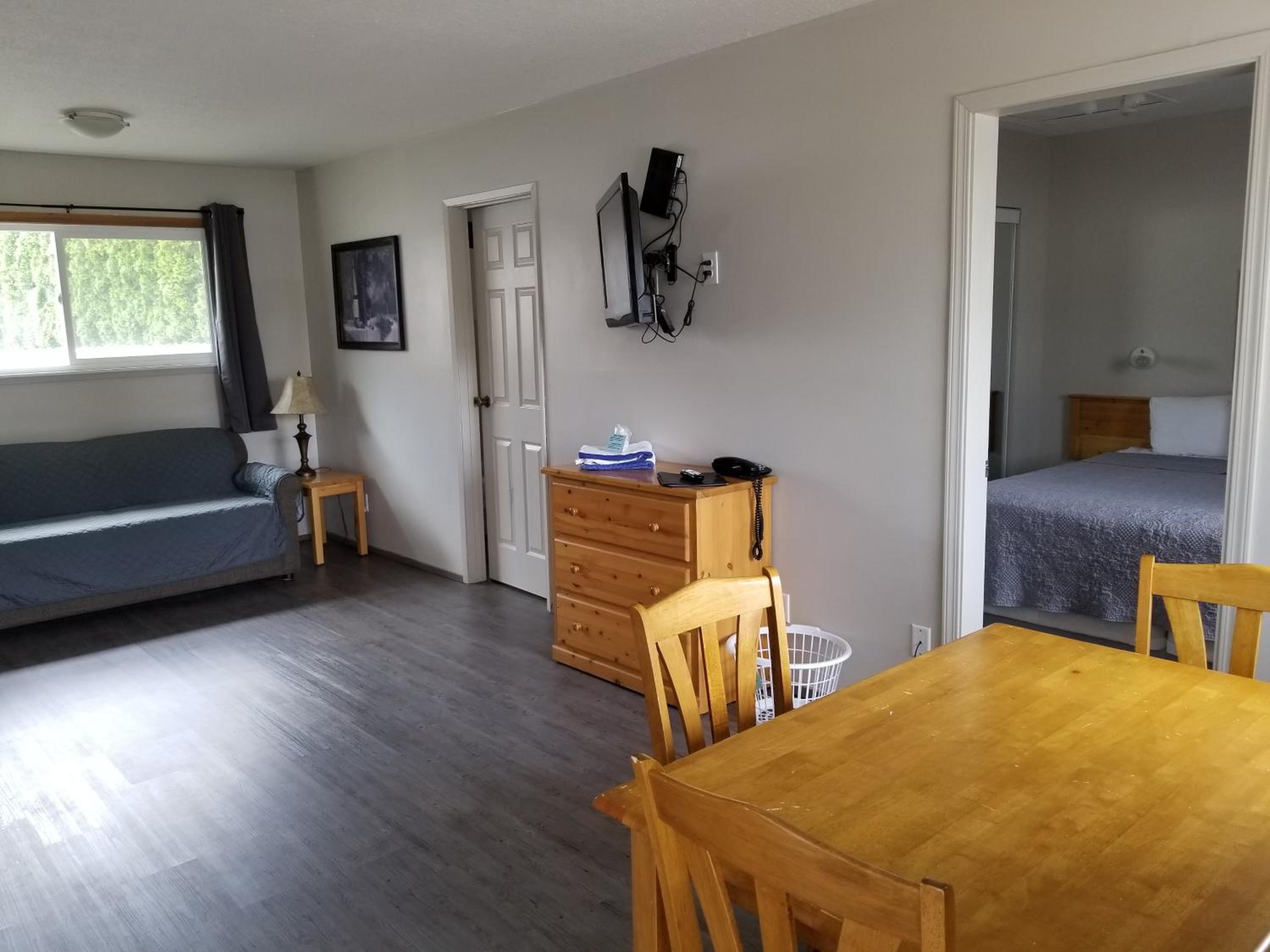 1 King 1 Bedroom Suite with Kitchen