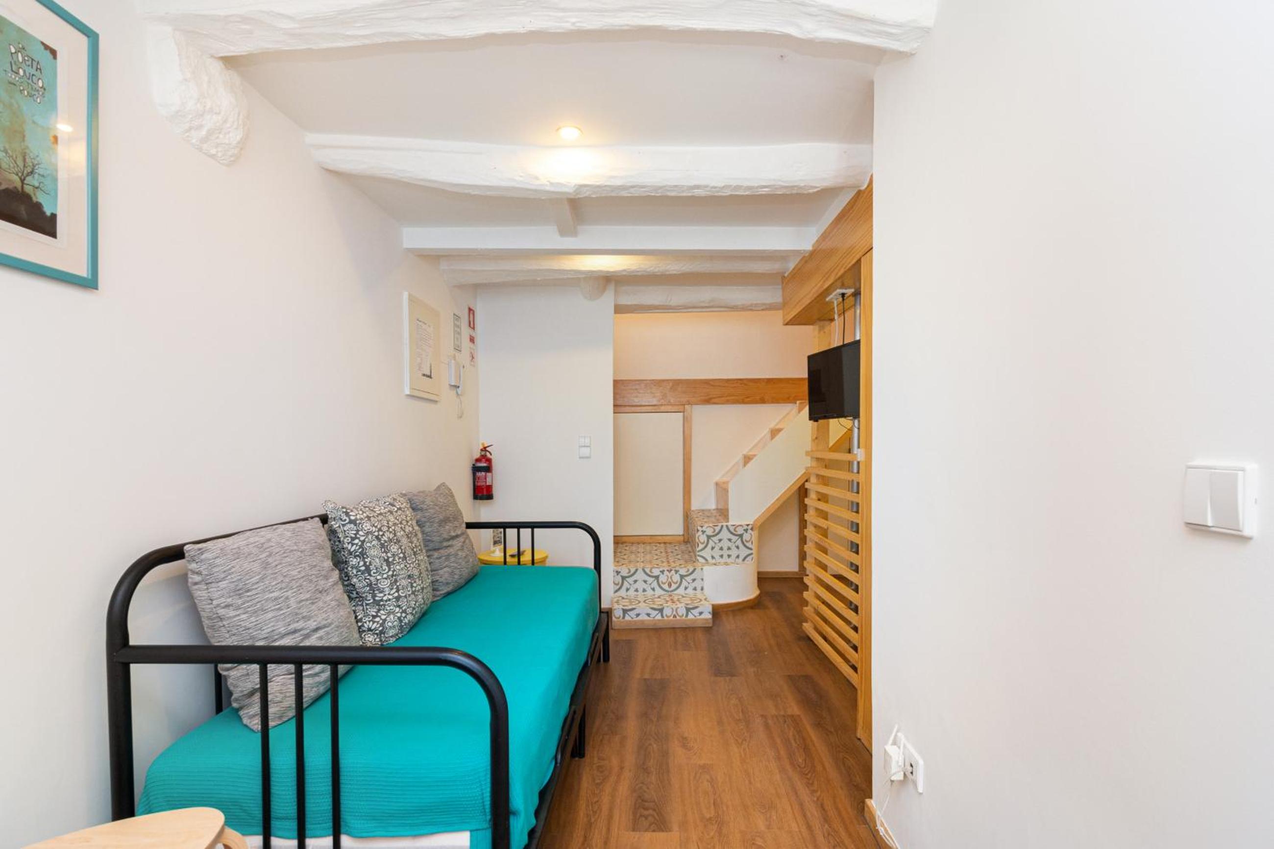 Studio Apartment with Terrace and Garden View - Basement