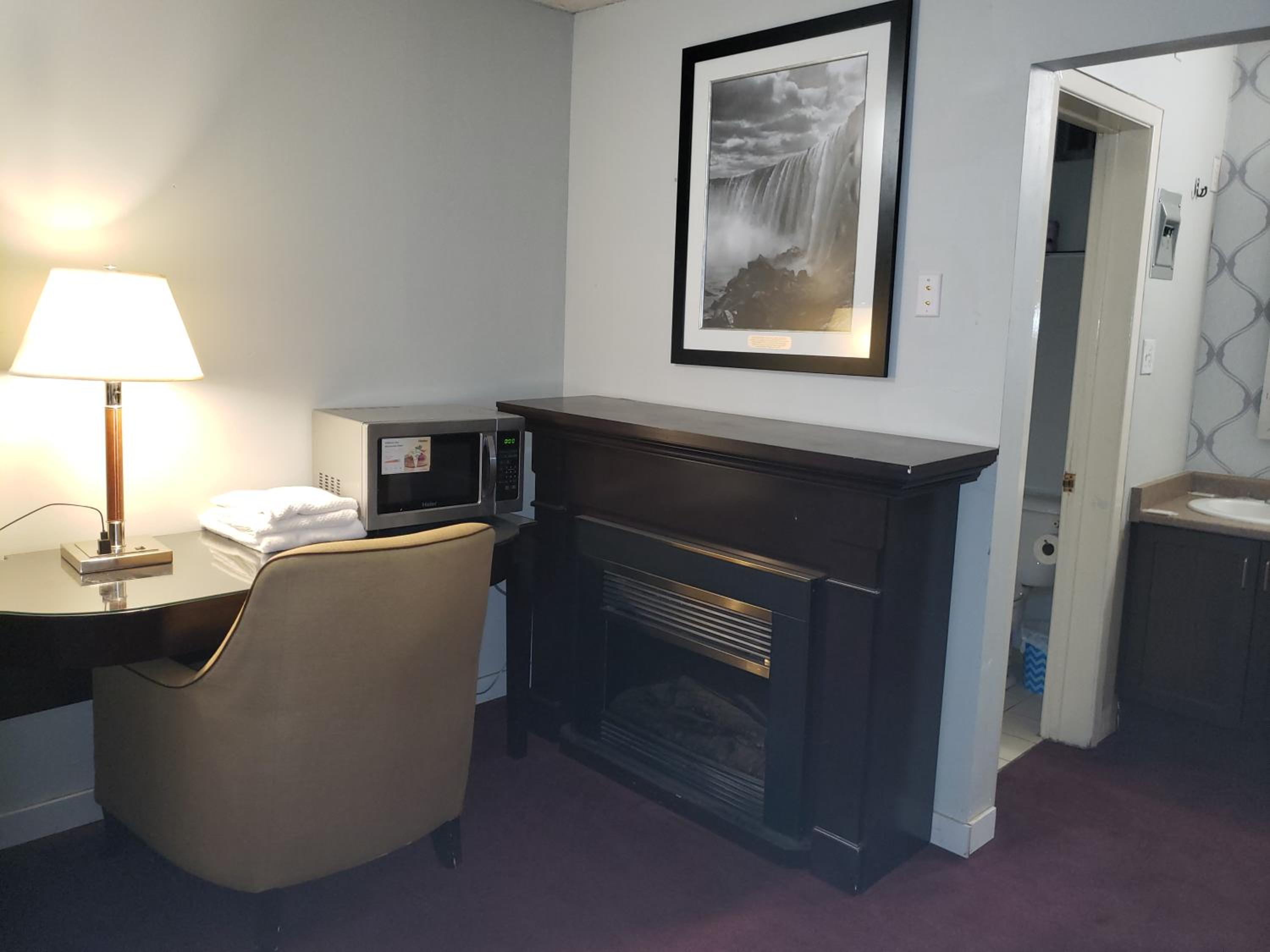 Queen Room with Two Queen Beds - Photo 15