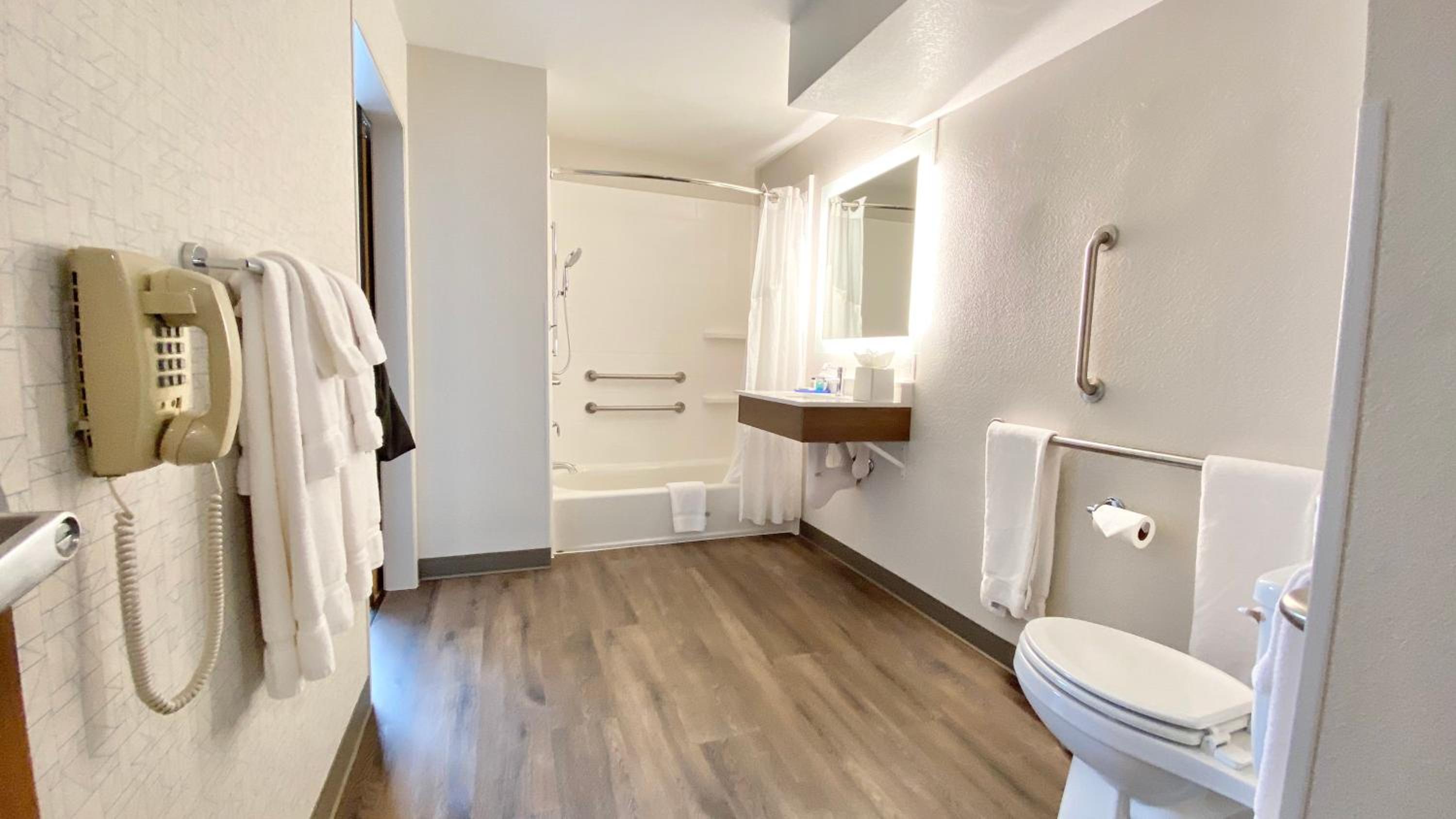 One-Bedroom Suite with Two Queen Beds photo 2