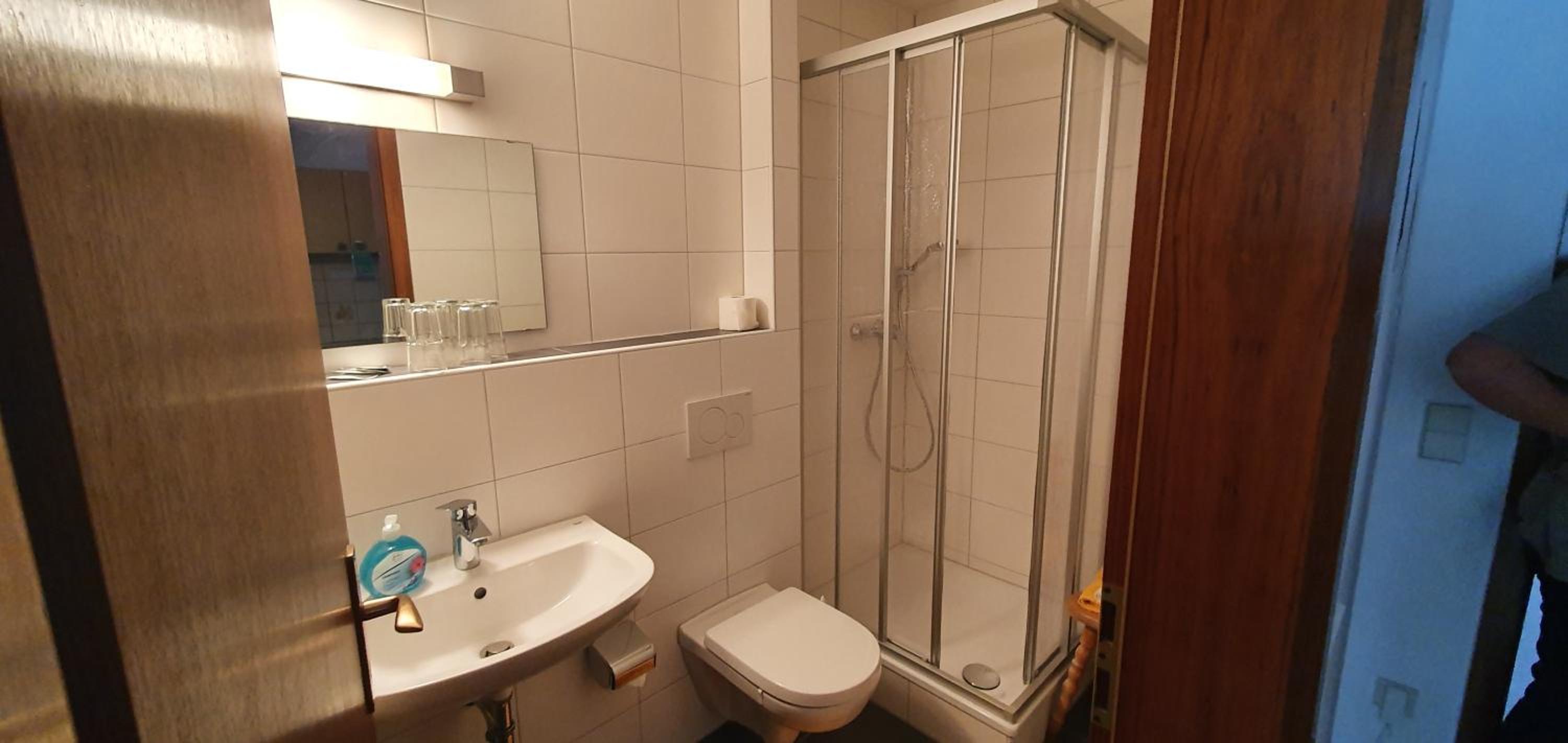 Quadruple Room with Private Bathroom - Photo 19