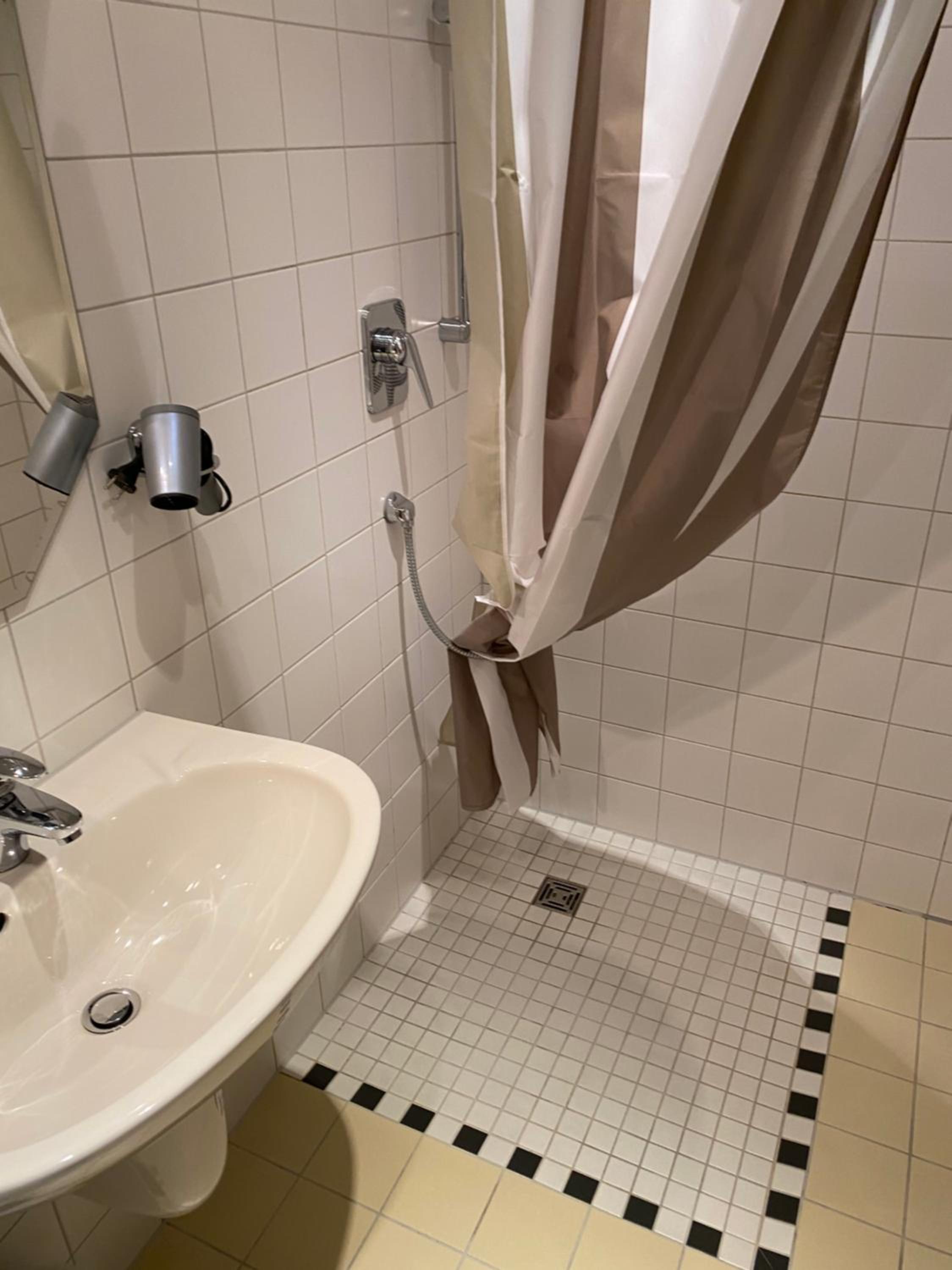 Large Double Room - Photo 6