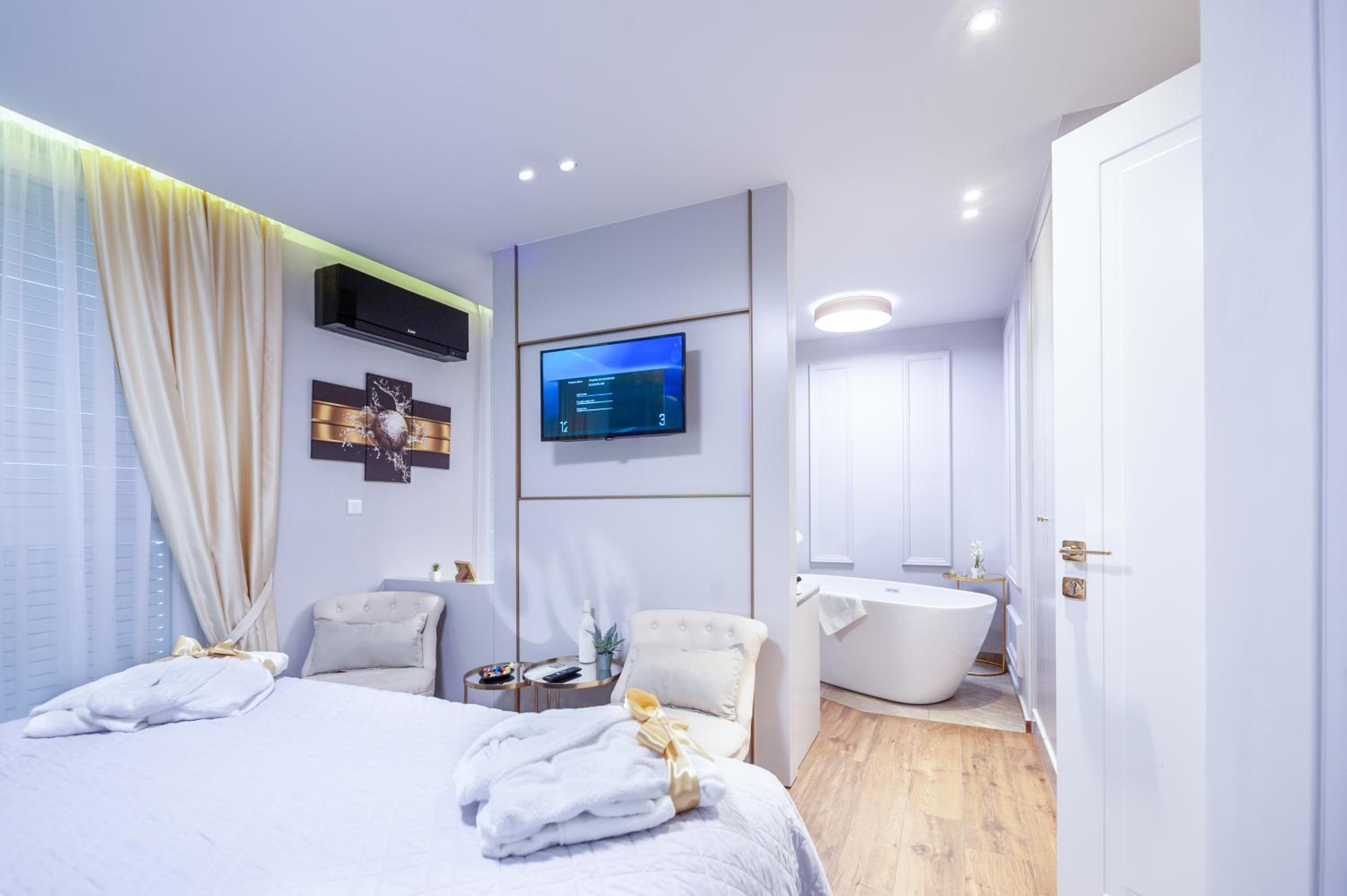 Deluxe Double Room with Bath photo 1