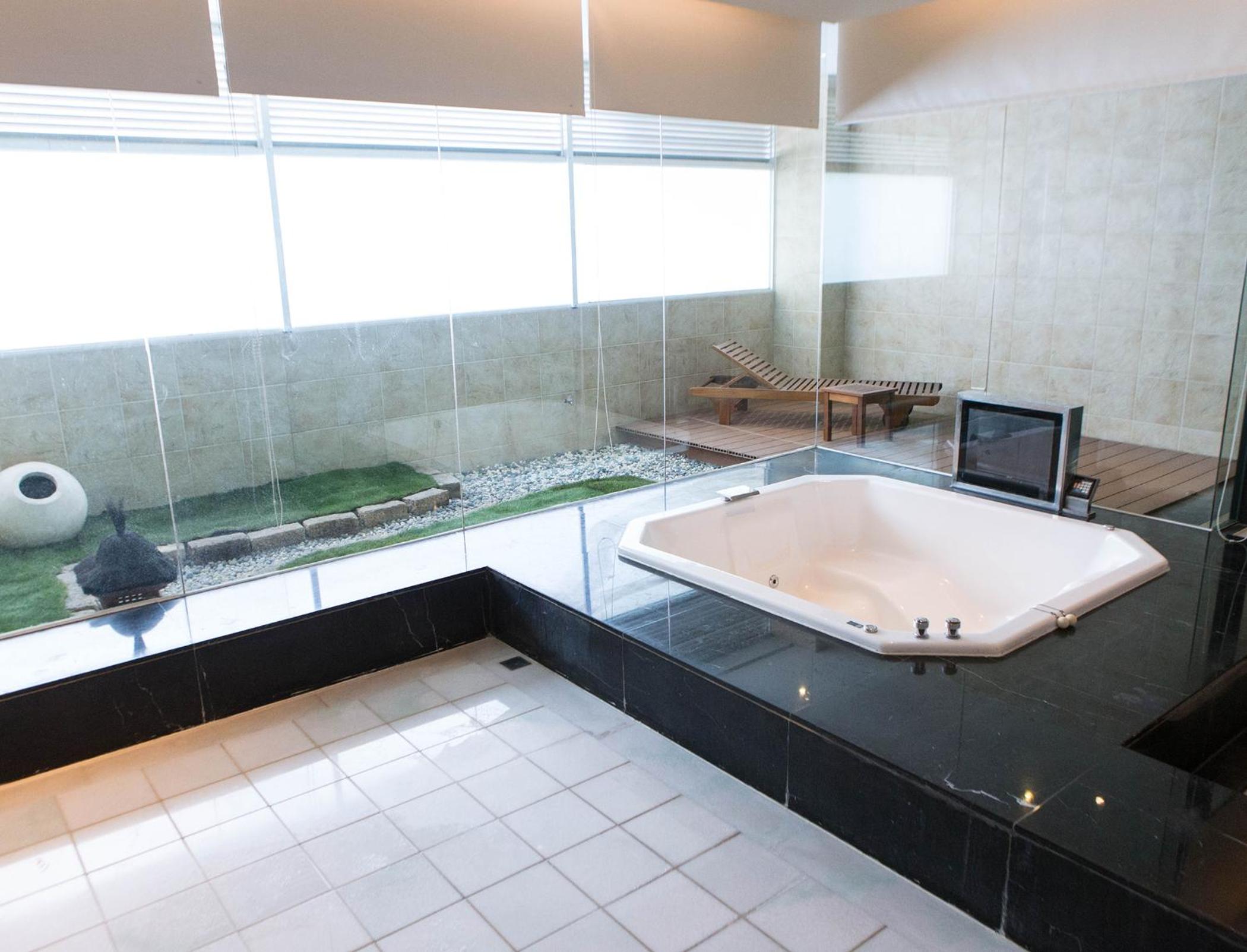 Flagship Suite  - Photo 8