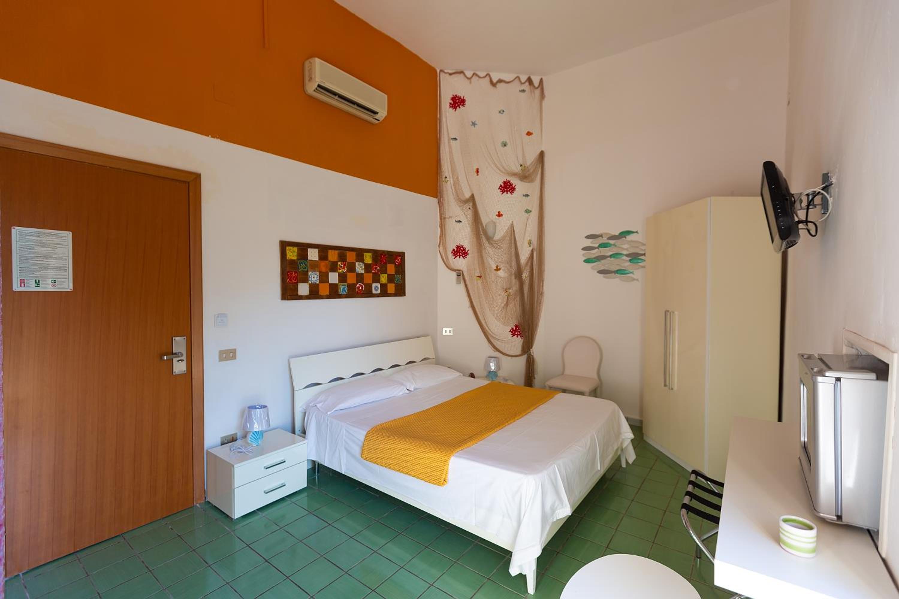 Standard Double Room - Photo 7