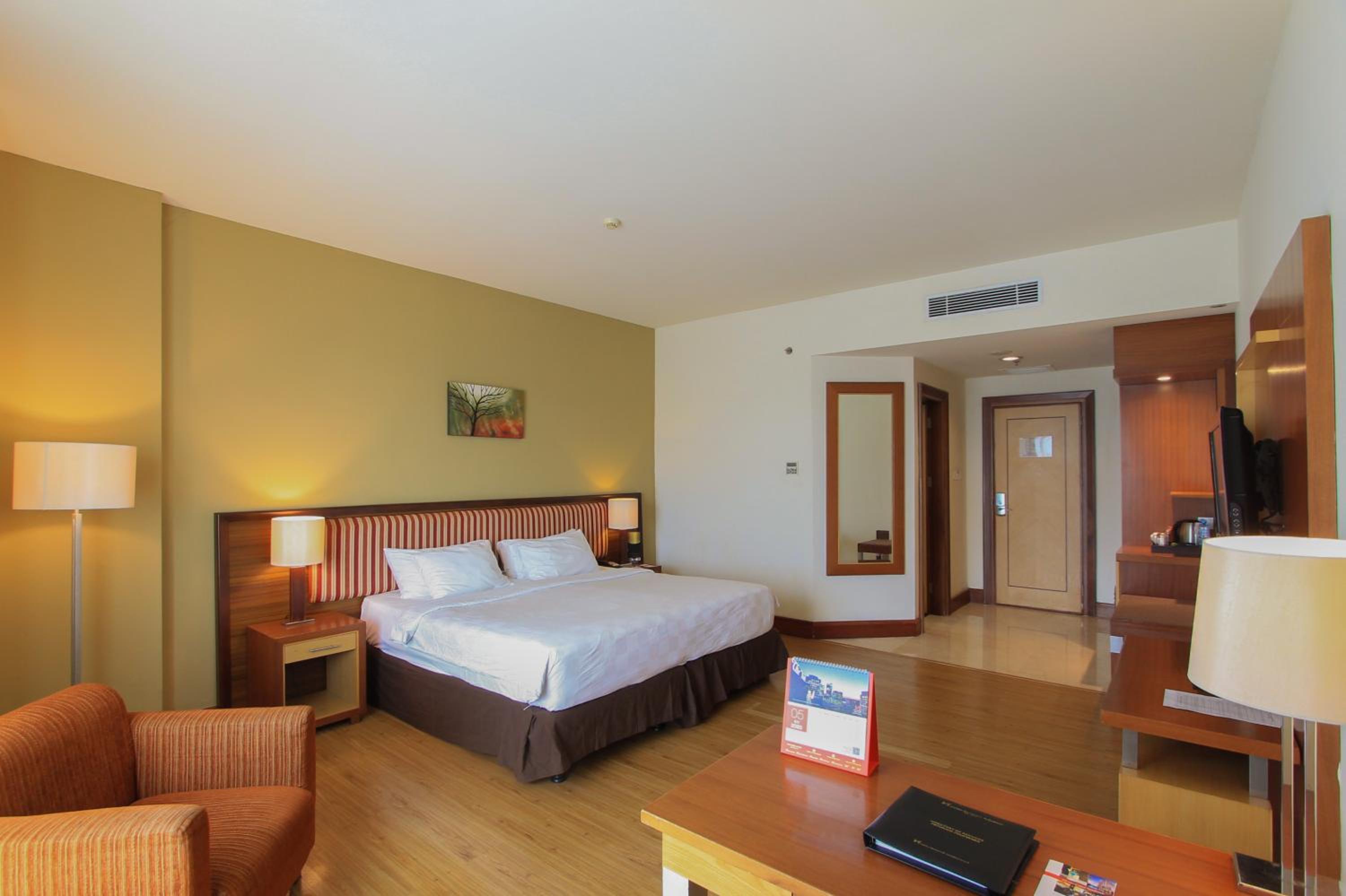 Deluxe Room with Hollywood Bed - Photo 3