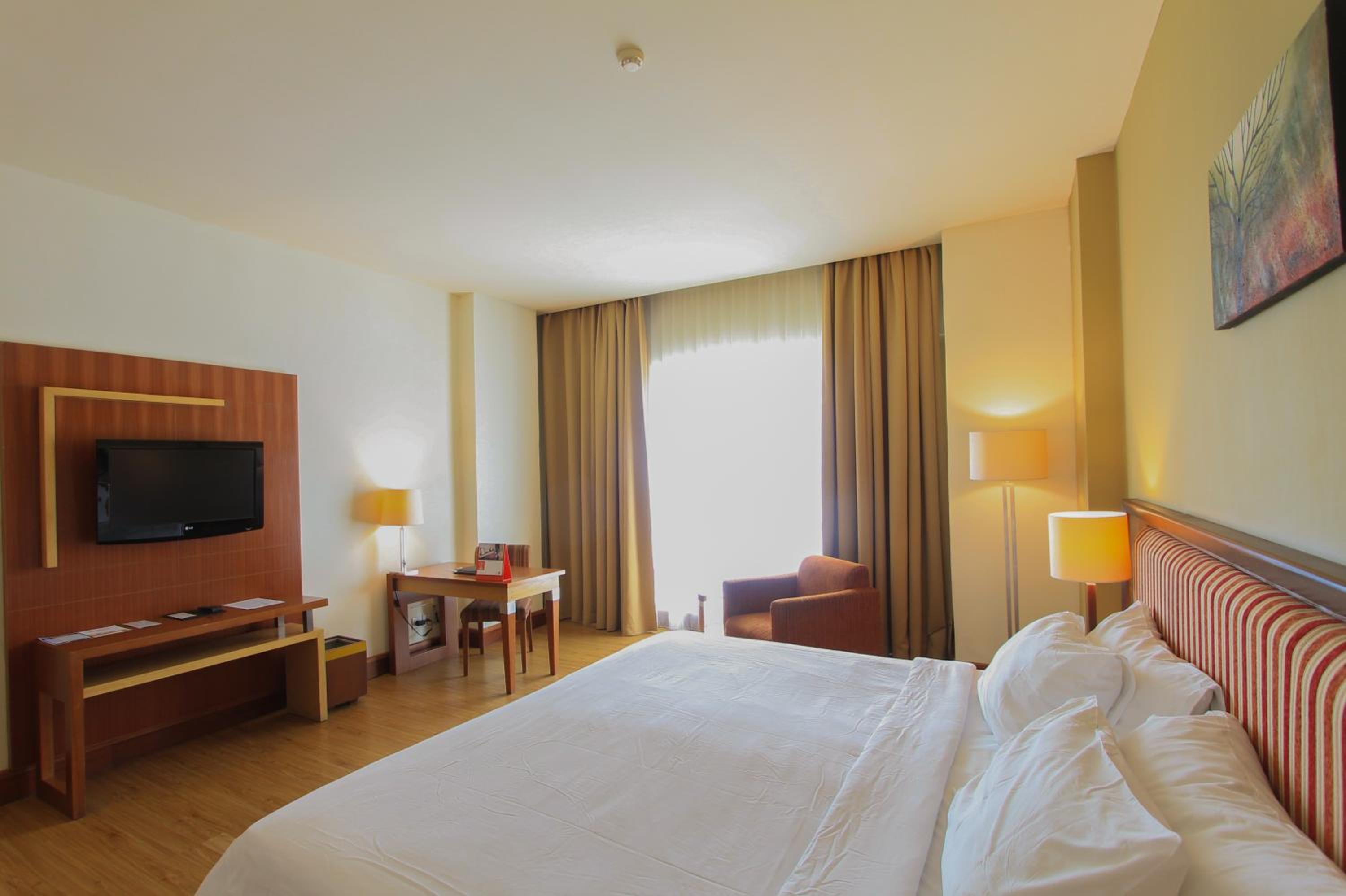Deluxe Room with Hollywood Bed - Photo 1