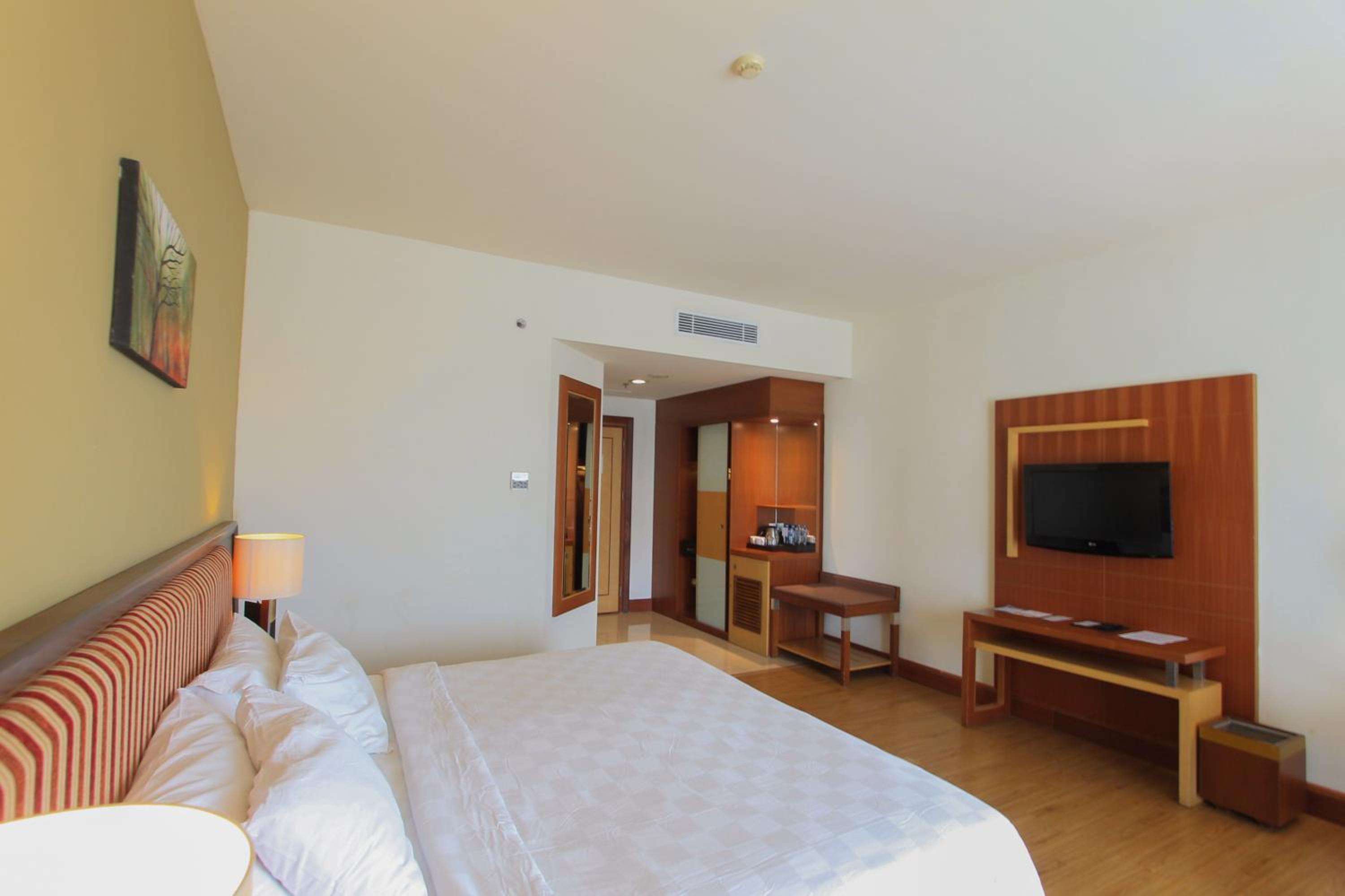 Deluxe Room with Hollywood Bed - Photo 2