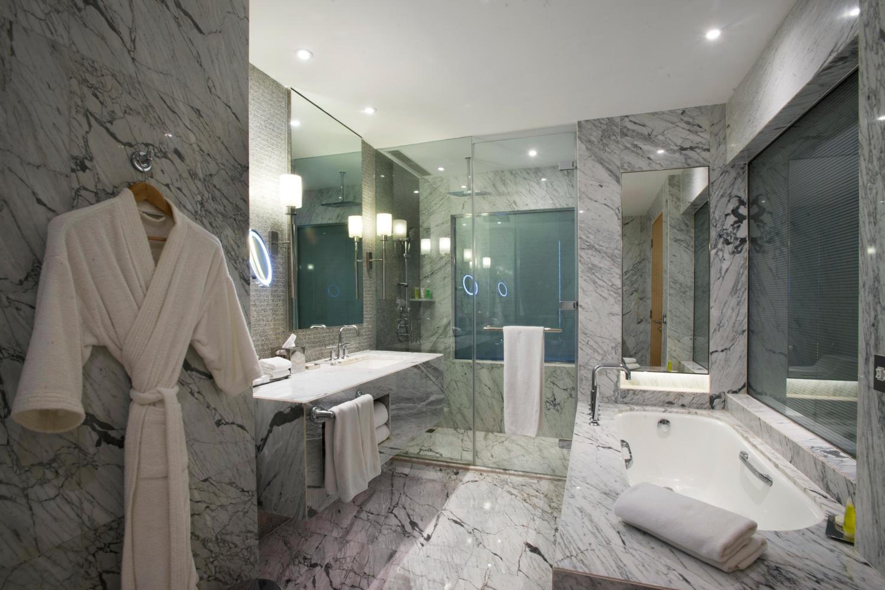 Twin Room - Club Access with 15% Discount on Food & Soft Beverages, 15% Discount on Spa & Confirmed late check out till 14:00 Hrs photo 2