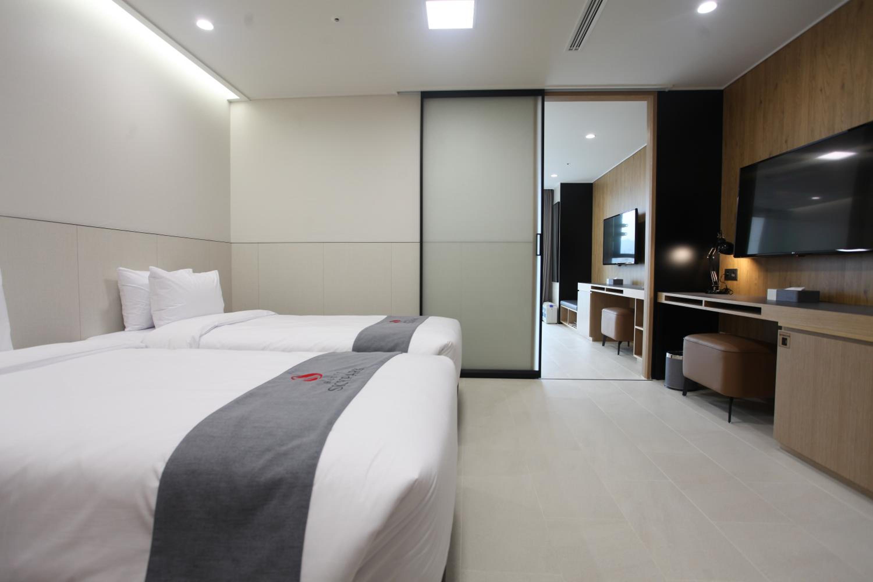Family Room - Photo 10