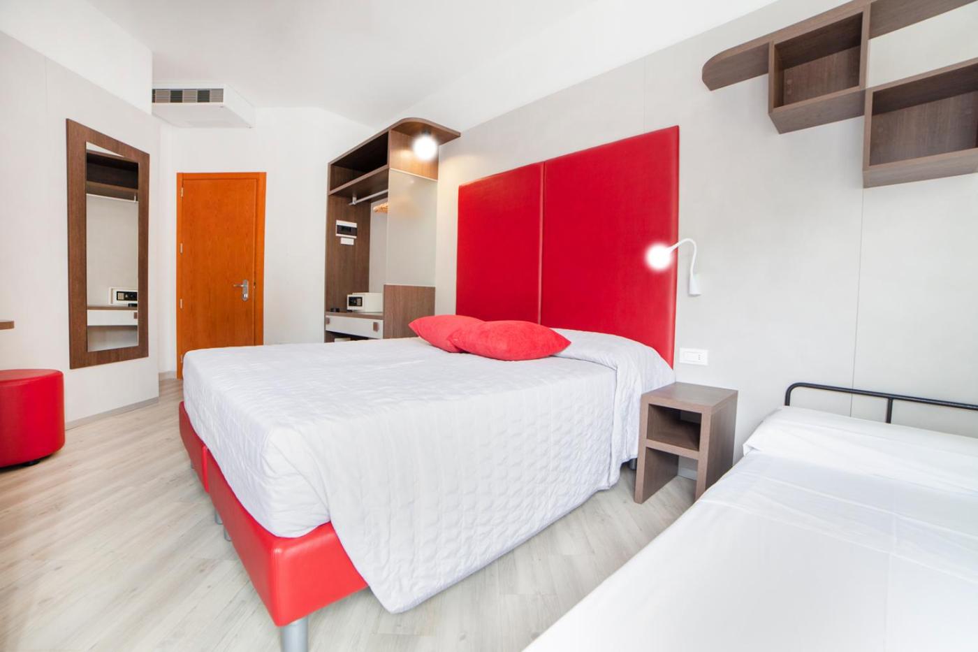 Deluxe Double Room with Balcony photo 2