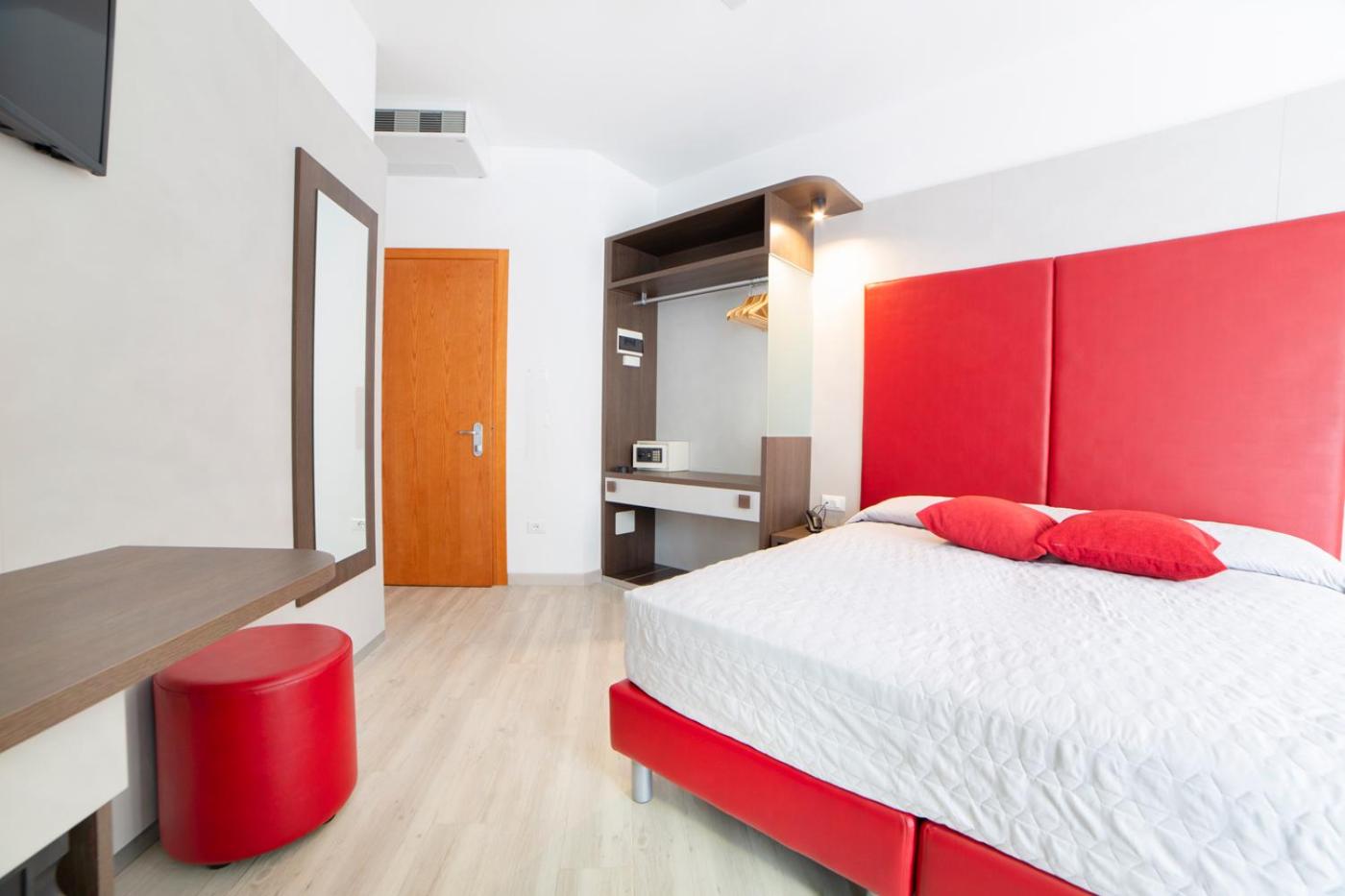 Deluxe Double Room with Balcony photo 3