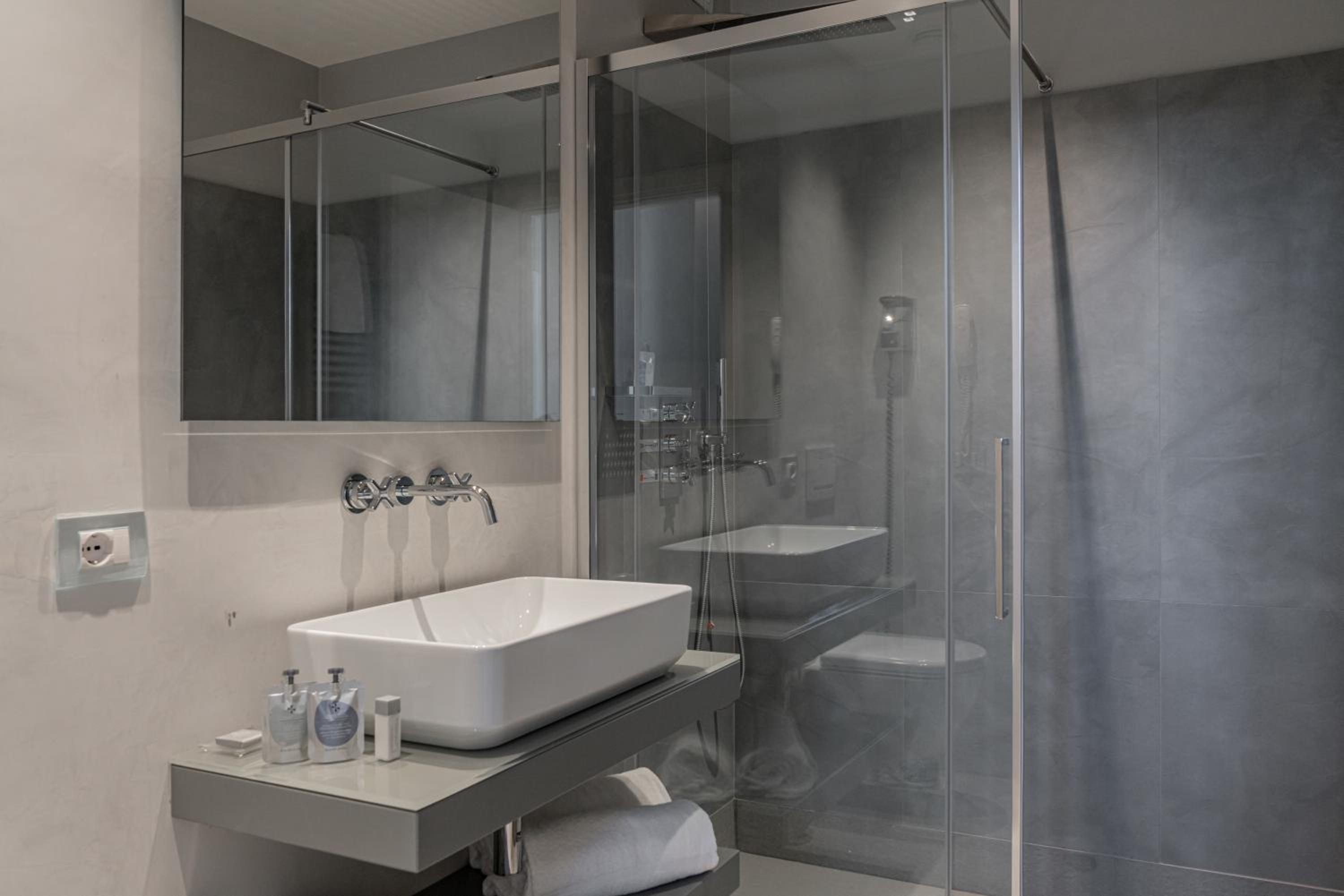 Suite - Photo 3