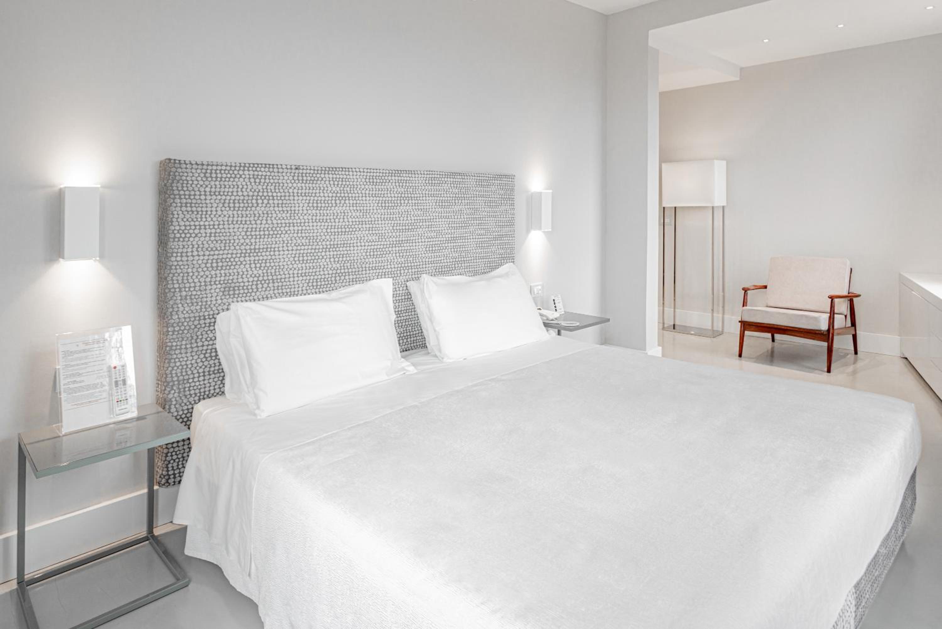 Suite - Photo 1