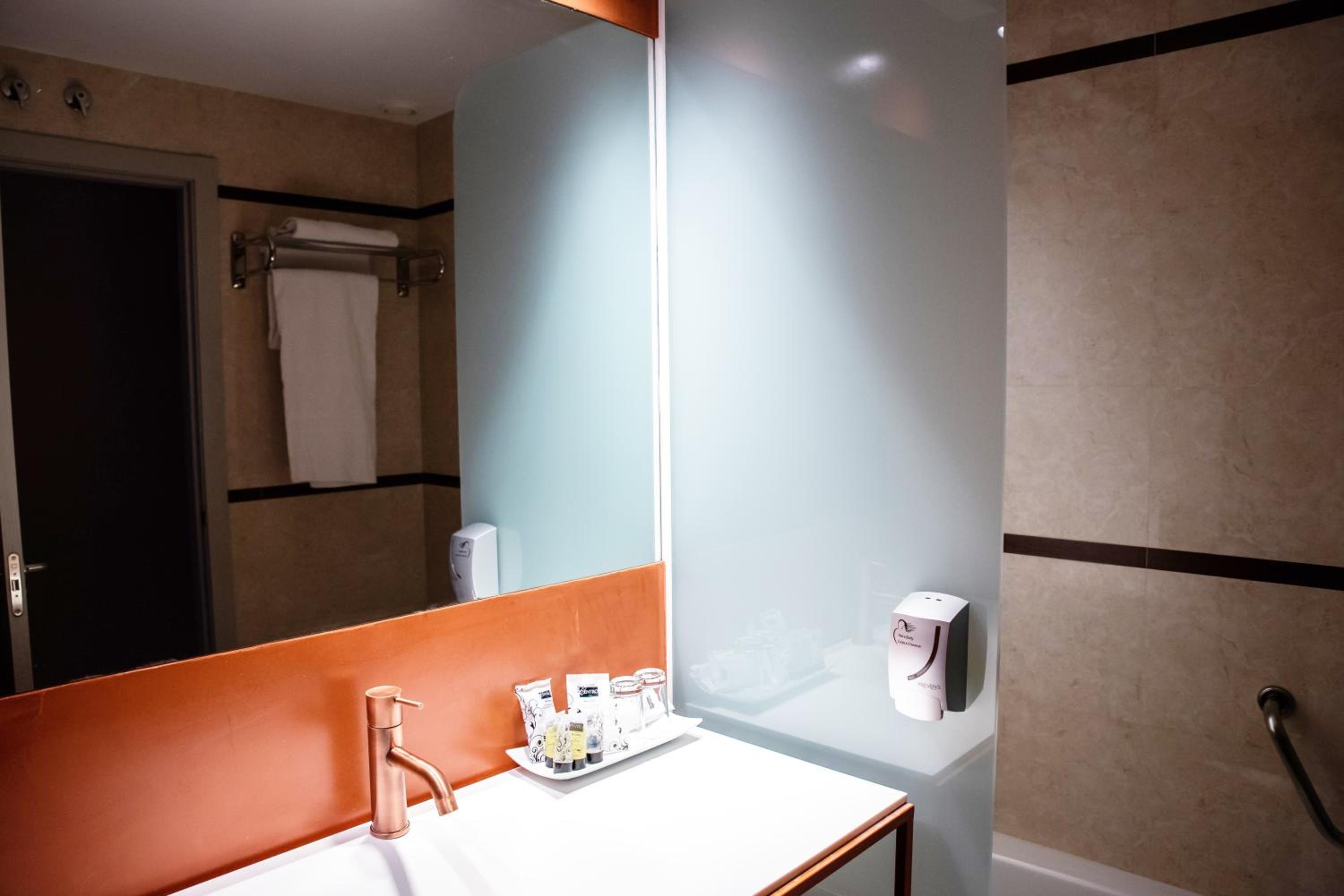 Double or Twin Room - Photo 10